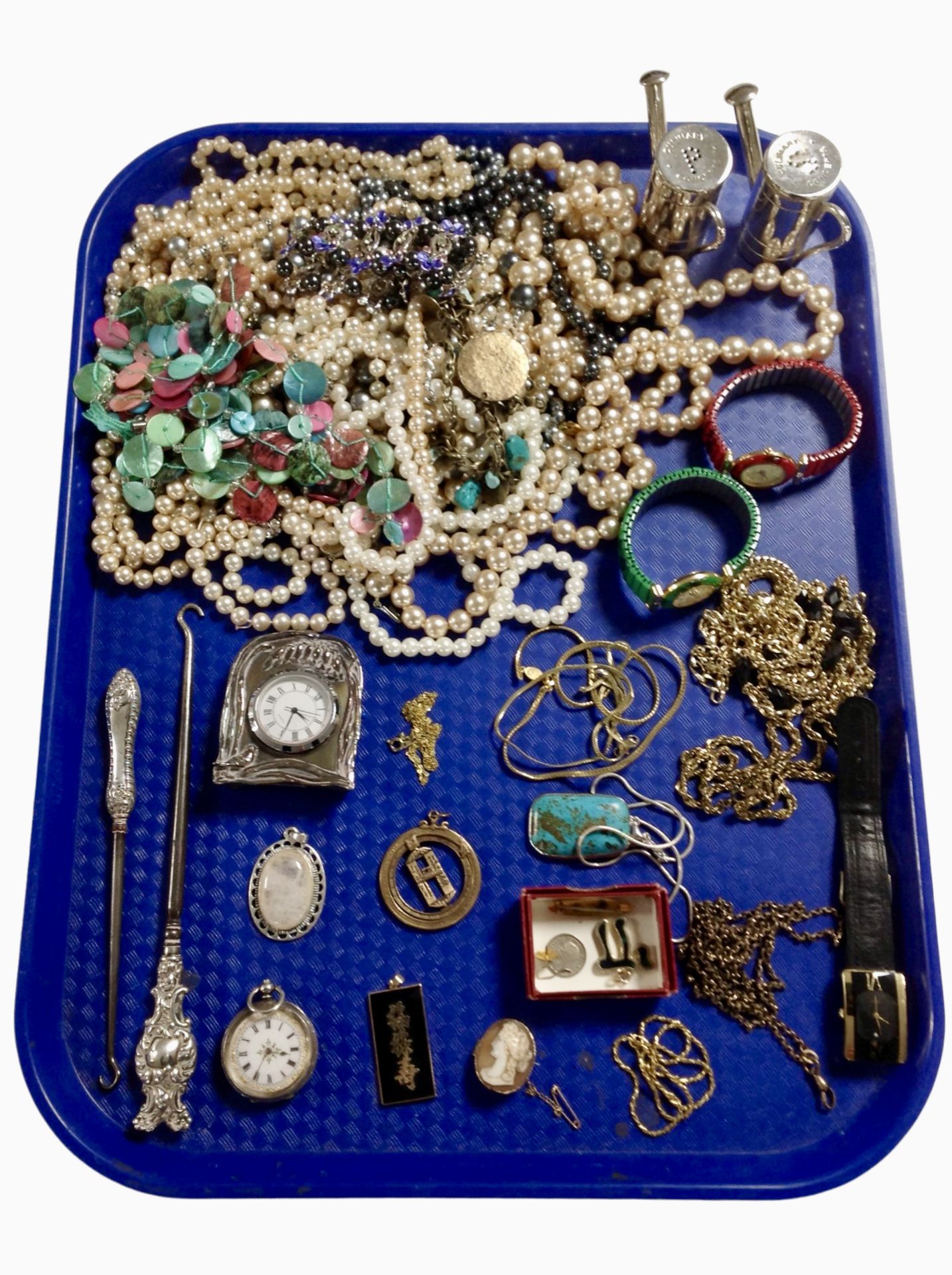A collection of jewellery including a 9ct gold brooch,