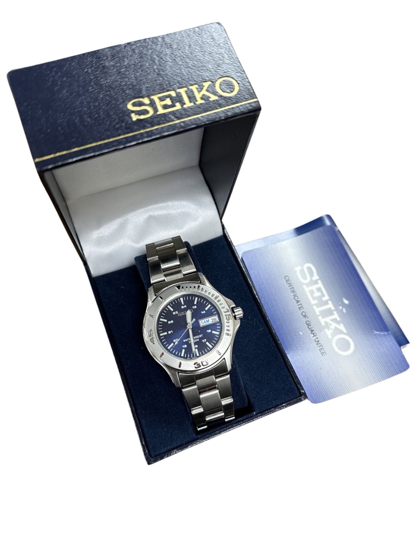 A gentlemen's Seiko sports watch, in retail box.