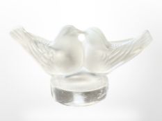 A Lalique kissing doves paperweight, height 4cm, signed 'Lalique France' to base.