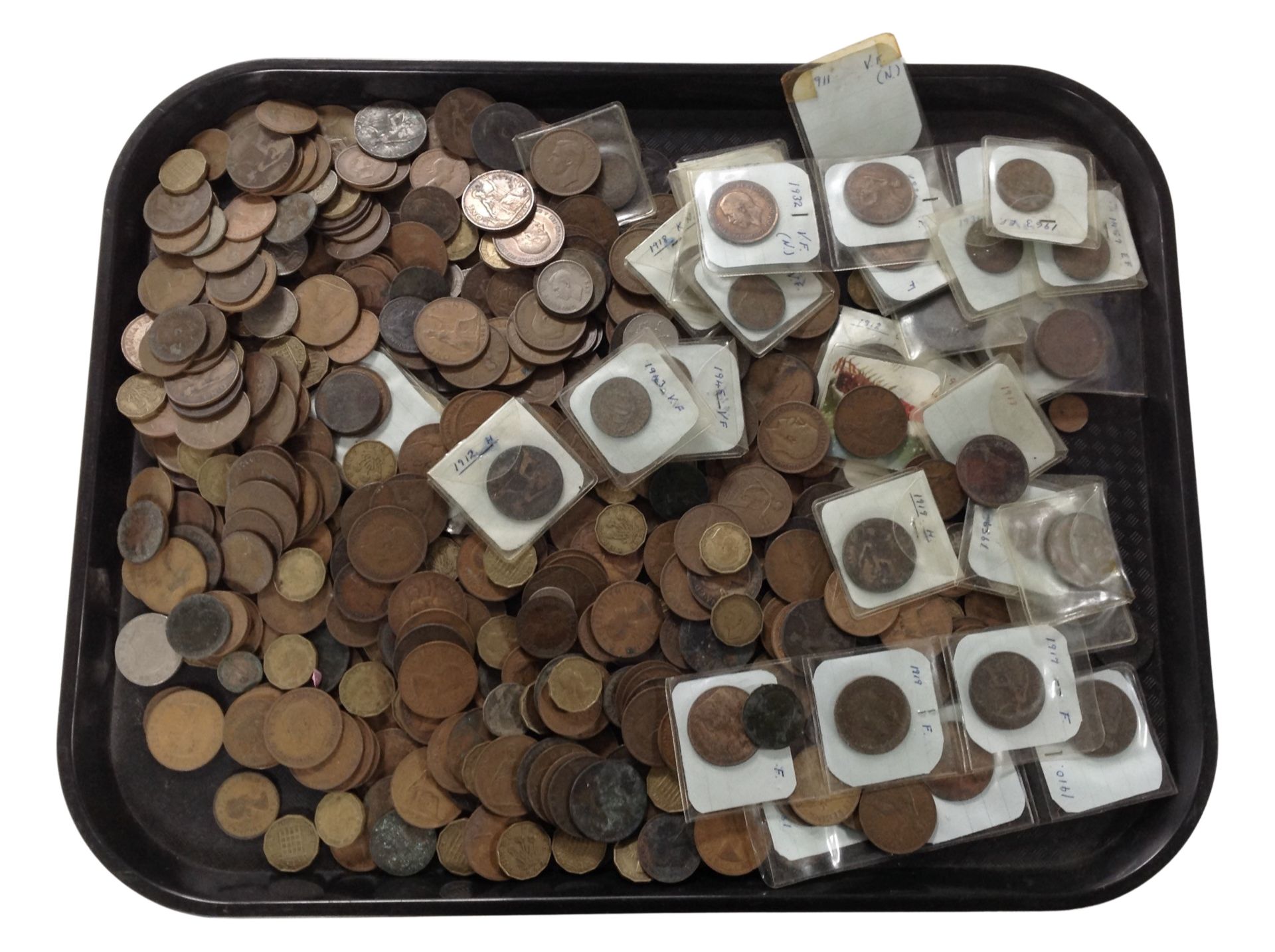 A tray of a large quantity of mainly early 20th-century British copper coinage.