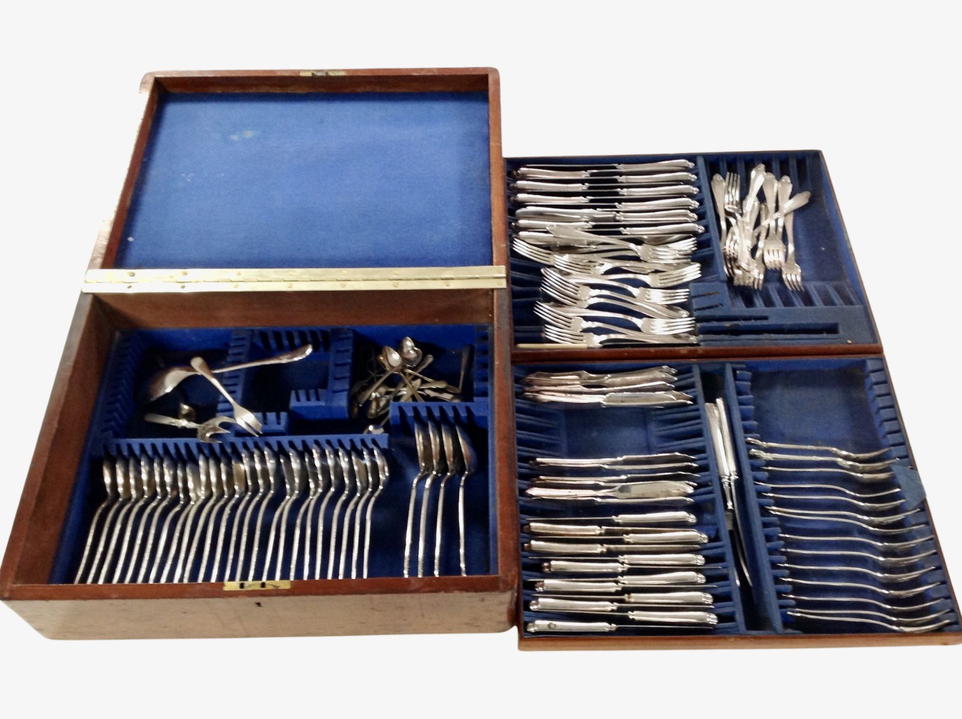 A mahogany cutlery canteen with lift-out tray containing community plate cutlery.