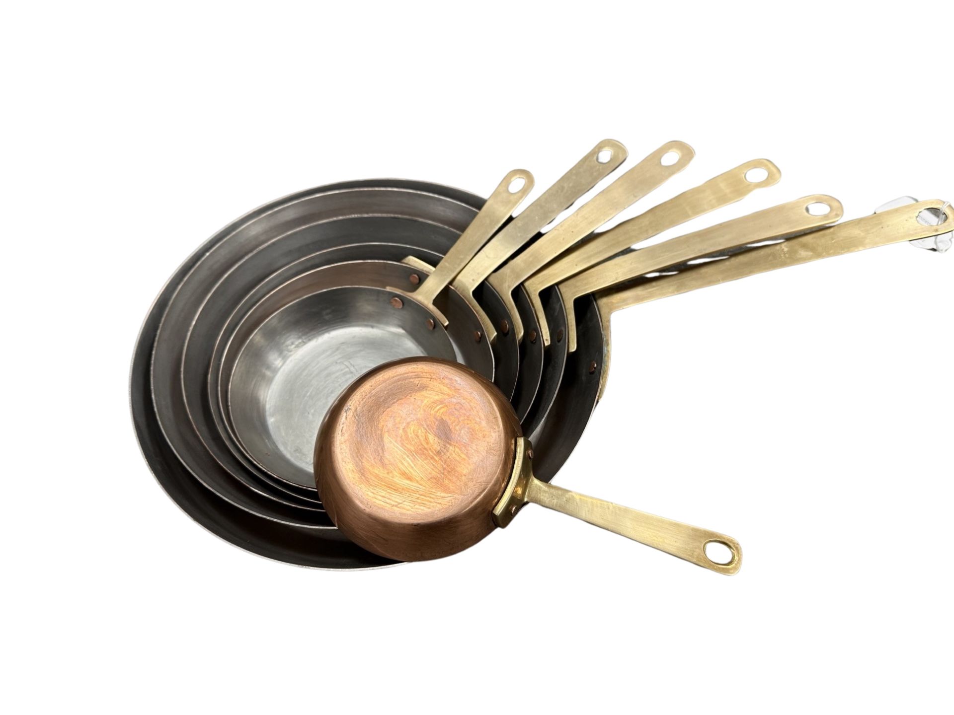 A set of seven copper and brass frying pans, largest diameter 23cm. - Image 2 of 2