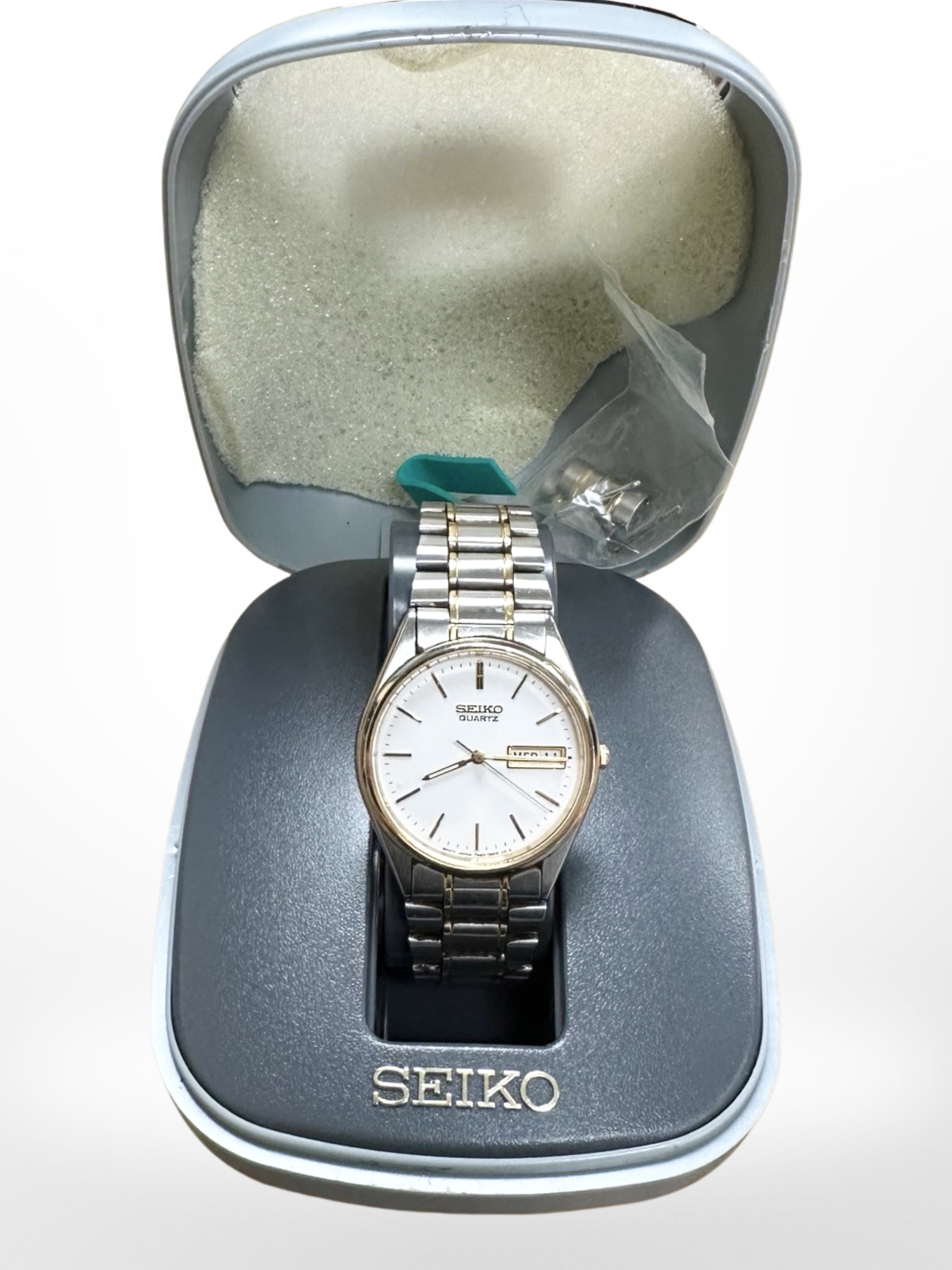 A gentleman's Seiko wristwatch in retail box.