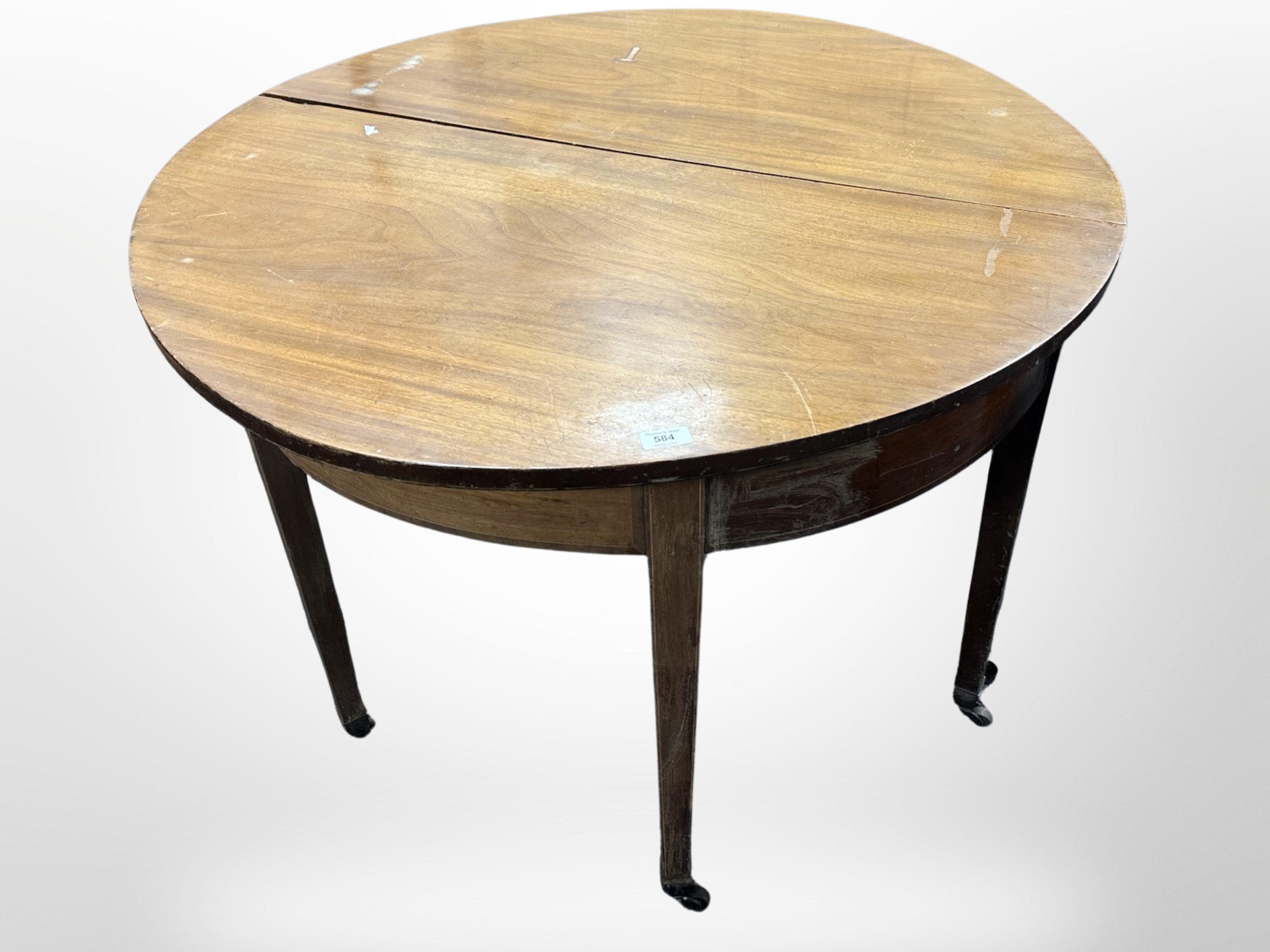 A 19th-century mahogany circular extending dining table, diameter 113cm.