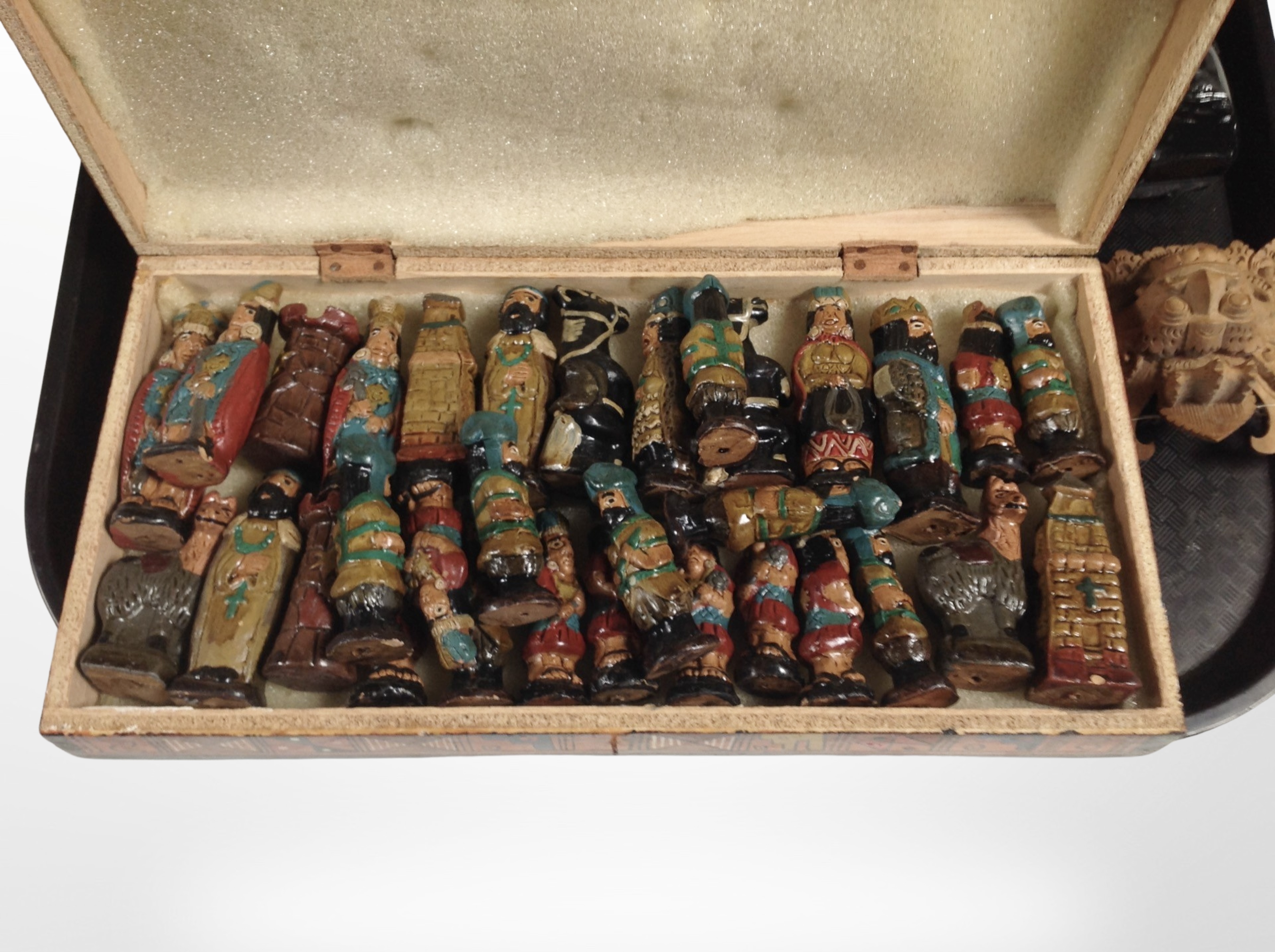 An Eastern carved wooden scalloped-edge bowl, together with a decorative chess set in box, - Bild 2 aus 2