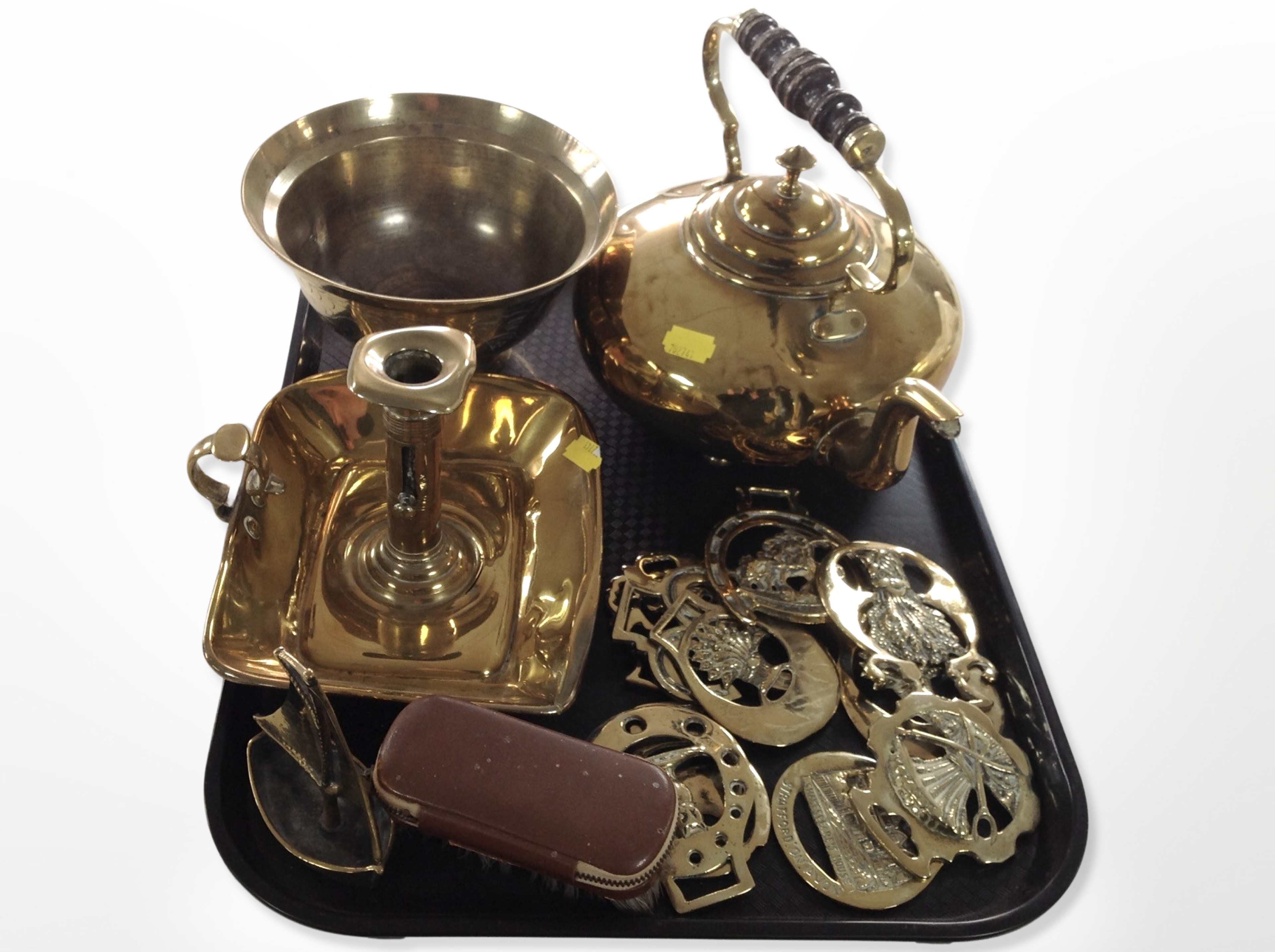 A group of brass wares including kettle, horse brass,