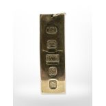 A 9ct yellow gold ingot, London 1977. CONDITION REPORT: 30.7g.