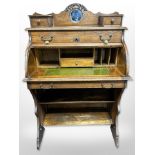 An Edwardian lady's oak roll-top bureau, 79cm wide x 46cm deep x 117cm high.