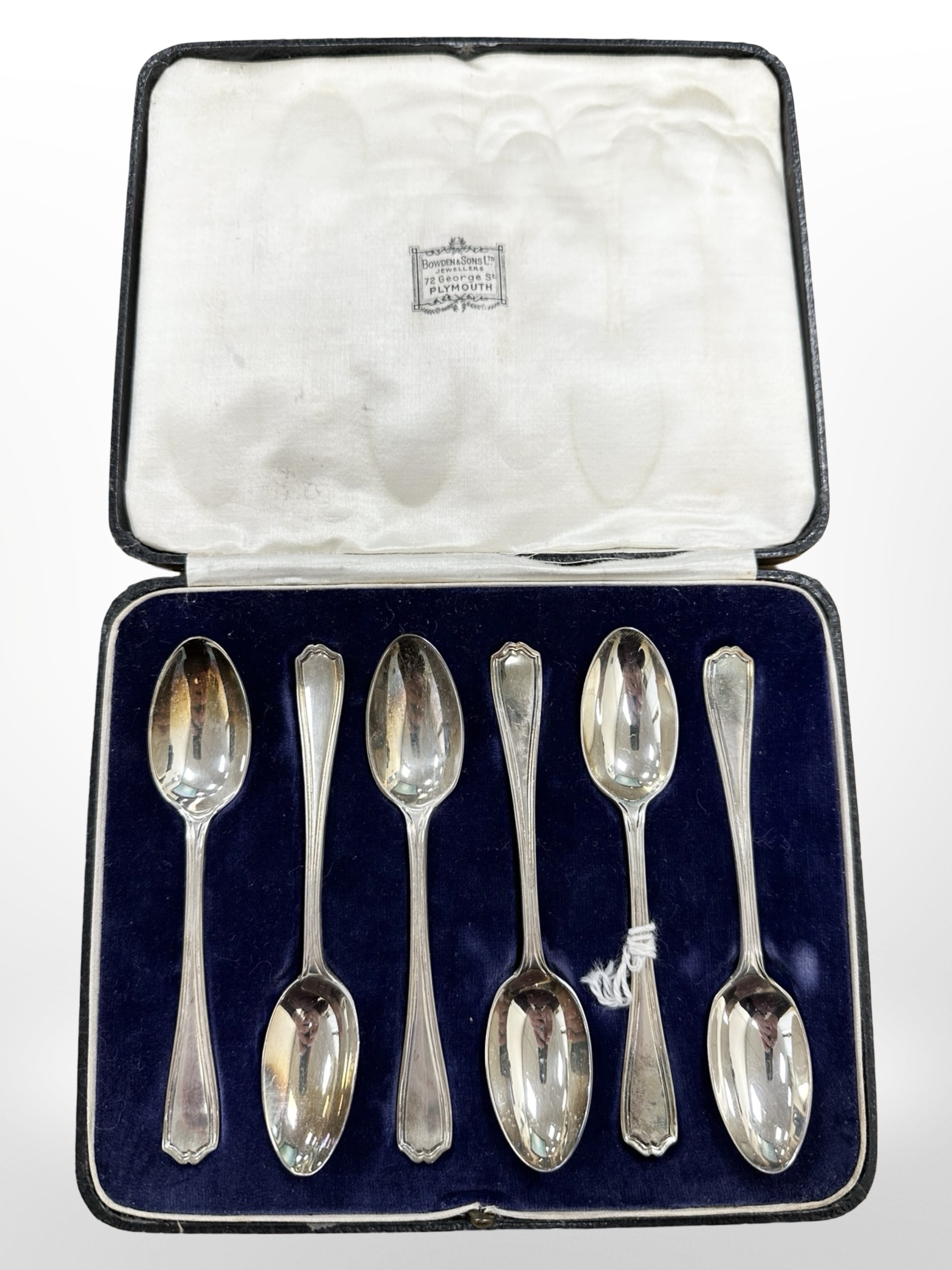 A set of six silver teaspoons, London 1927. CONDITION REPORT: 69.5g.