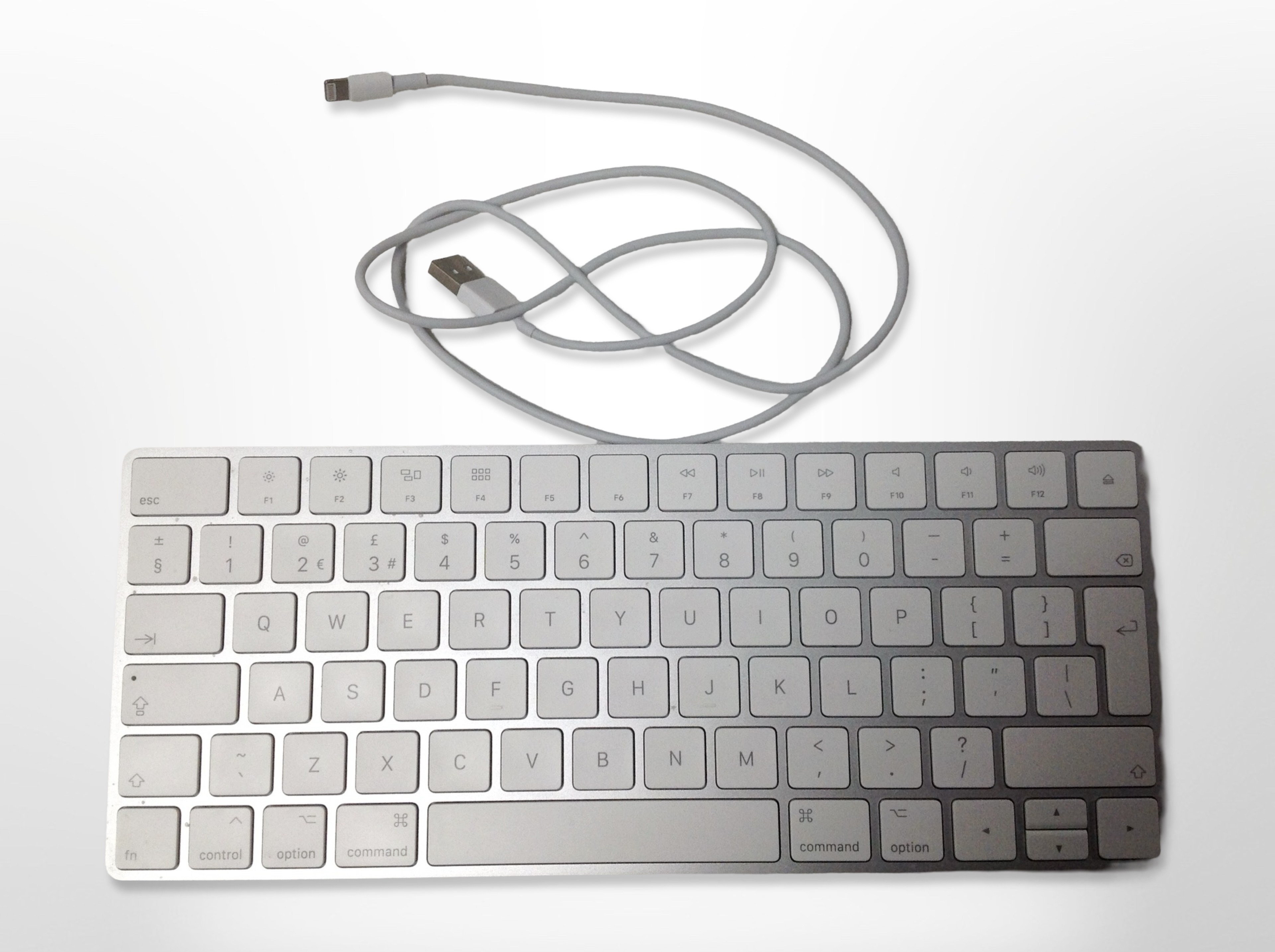 An Apple keyboard model A1644, with lead.