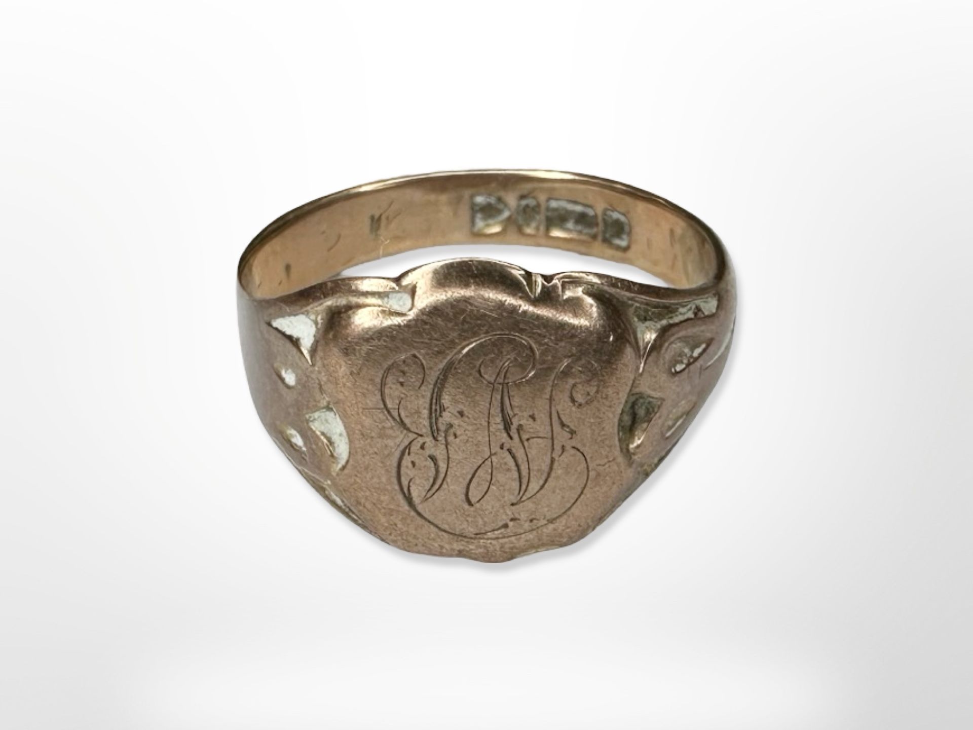 A 9ct yellow gold Gent's signet ring, size O. CONDITION REPORT: 3.4g.