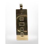 A 9ct yellow gold ingot, London 1977. CONDITION REPORT: 29.5g.