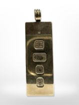 A 9ct yellow gold ingot, London 1977. CONDITION REPORT: 29.5g.