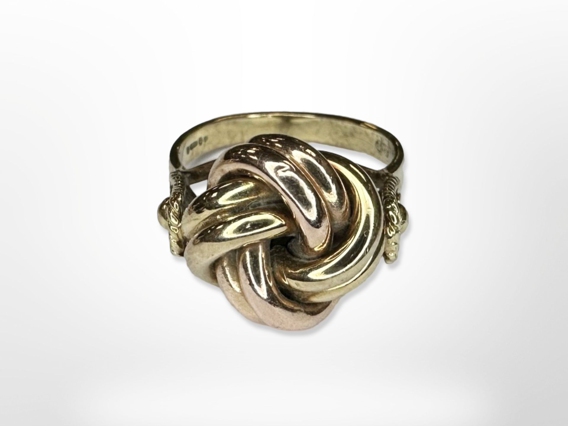 A 14ct yellow gold ring with rope twist design, size O. CONDITION REPORT: 5.4g.