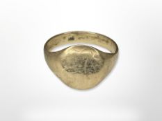 A 9ct yellow gold Gent's signet ring, size S. CONDITION REPORT: 4.6g.