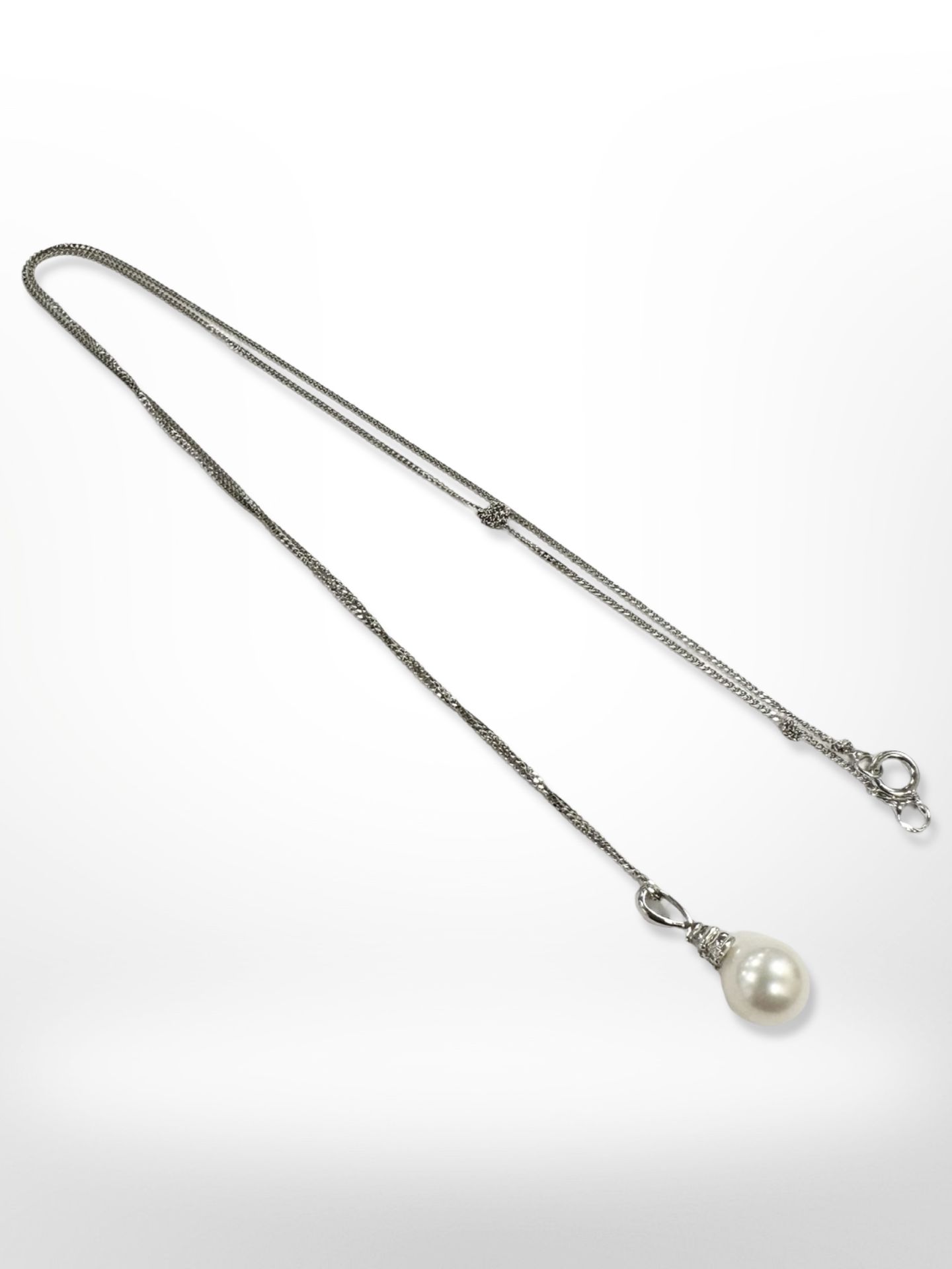 A 9ct white gold necklace with pearl pendant