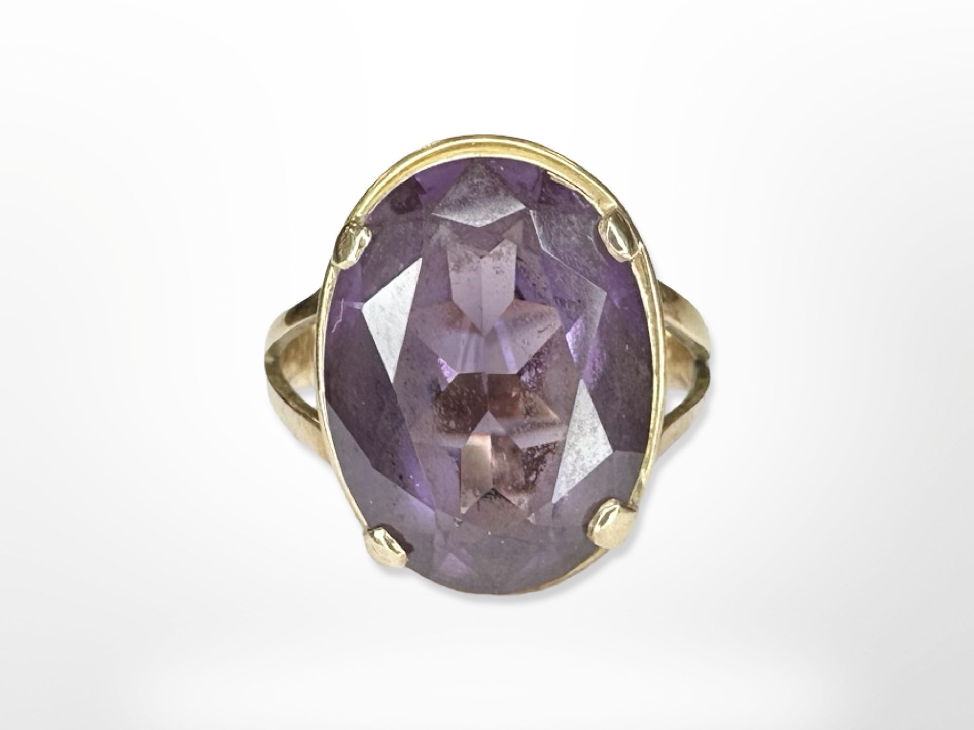 An 18ct yellow gold ring set with an amethyst, size M. CONDITION REPORT: 5.4g.