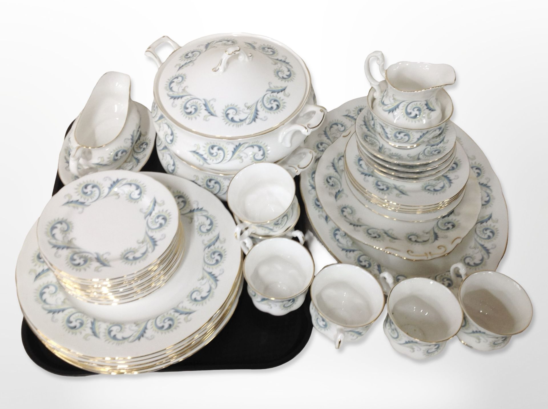 40 pieces of Royal Standard Garland tea and dinner china.