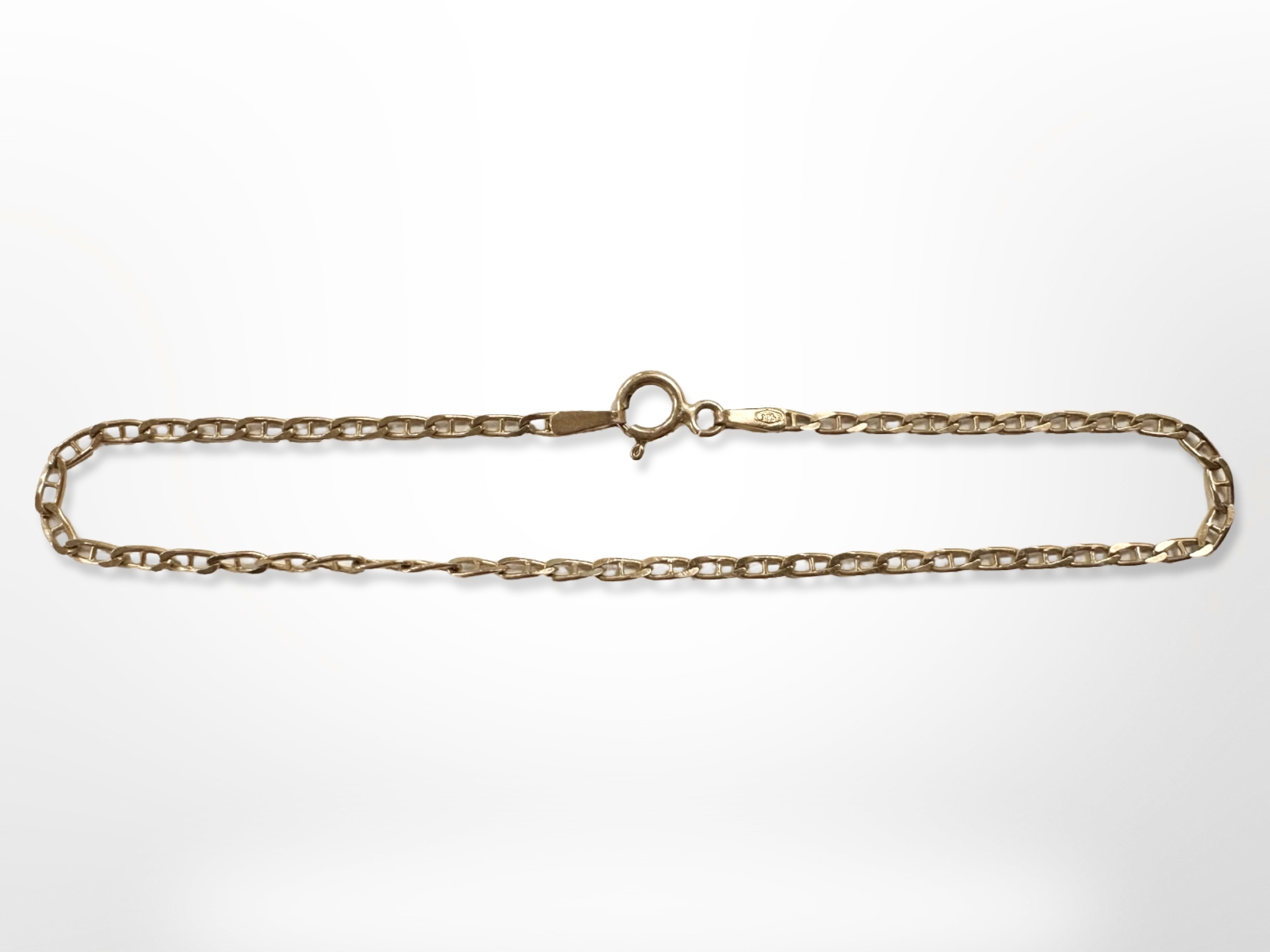 A 9ct yellow gold child's bracelet, length 17 cm. CONDITION REPORT: 1.1g.