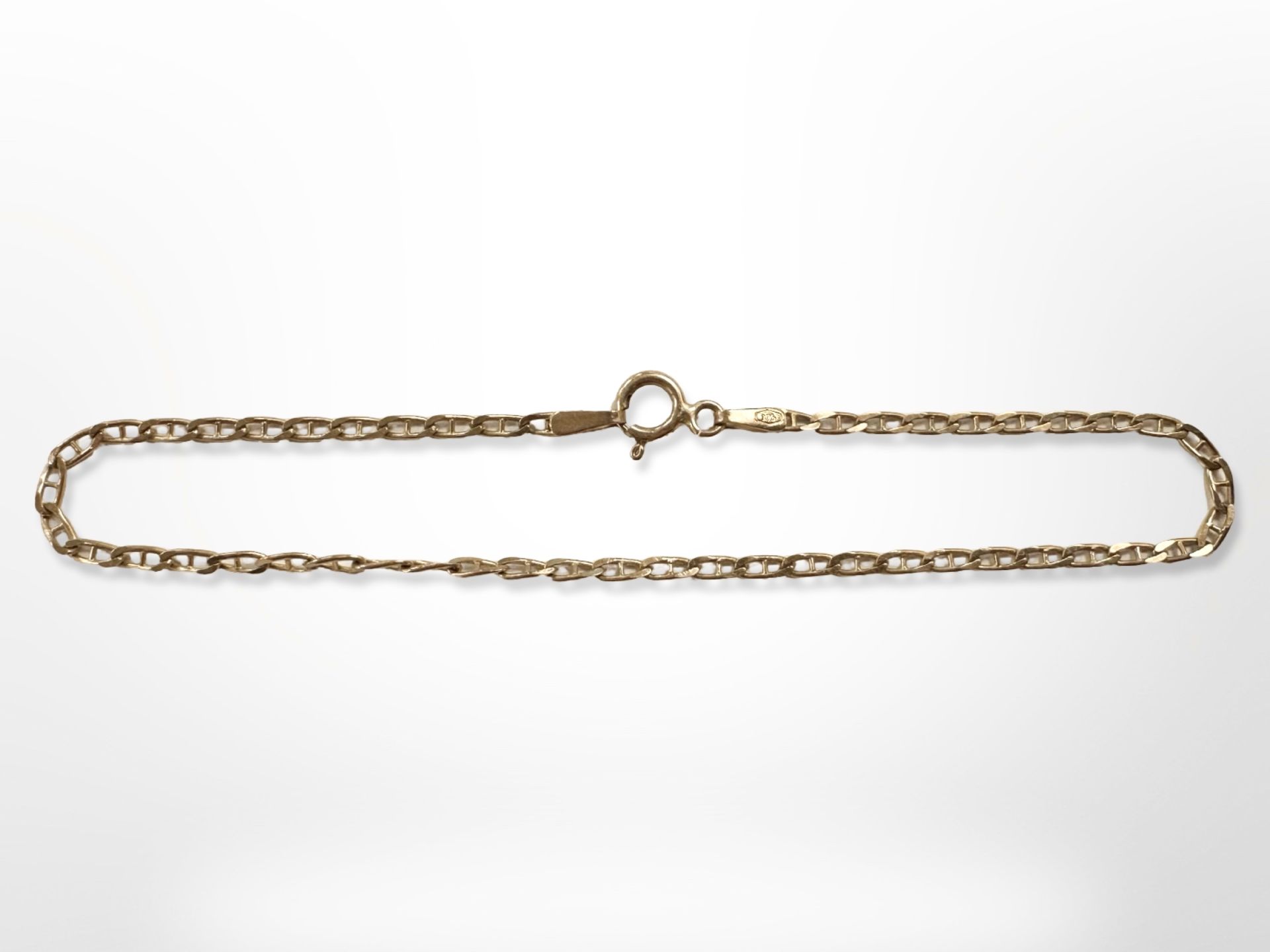 A 9ct yellow gold child's bracelet, length 17 cm. CONDITION REPORT: 1.1g.