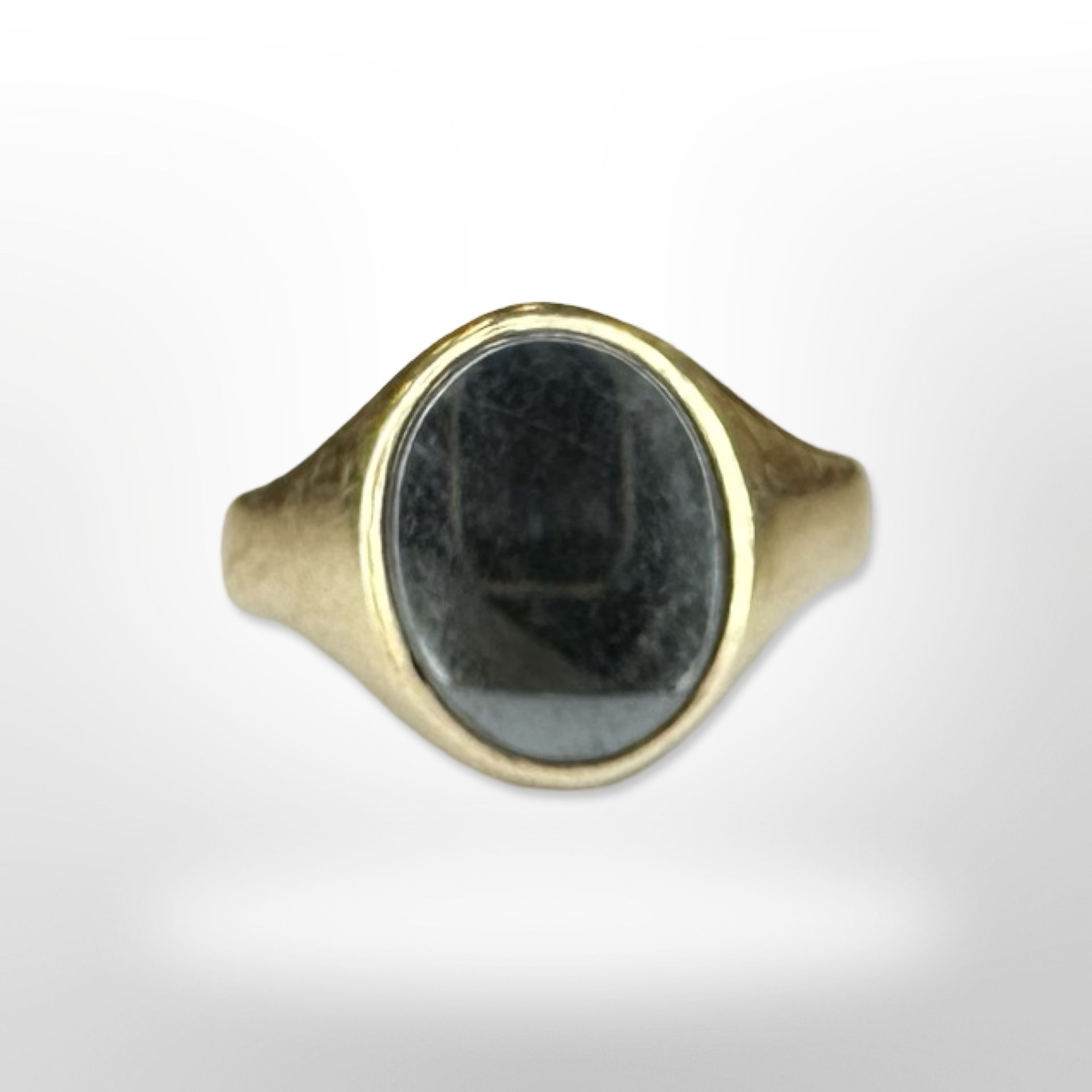 A 9ct yellow gold Gent's signet ring set with hematite, size J. CONDITION REPORT: 2.