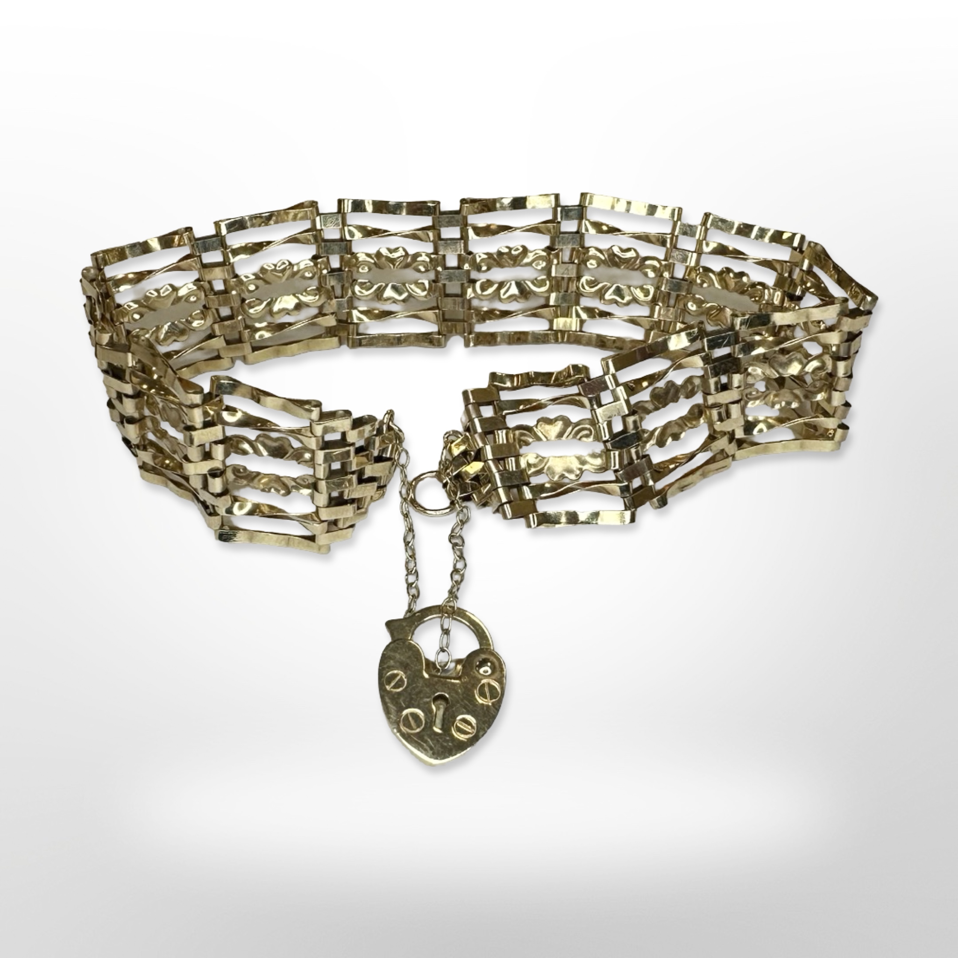 A 9ct yellow gold gate bracelet with padlock. CONDITION REPORT: 7.2g.