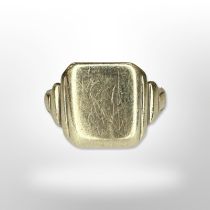 A yellow gold Gent's signet ring, size H/I. CONDITION REPORT: 2.5g.