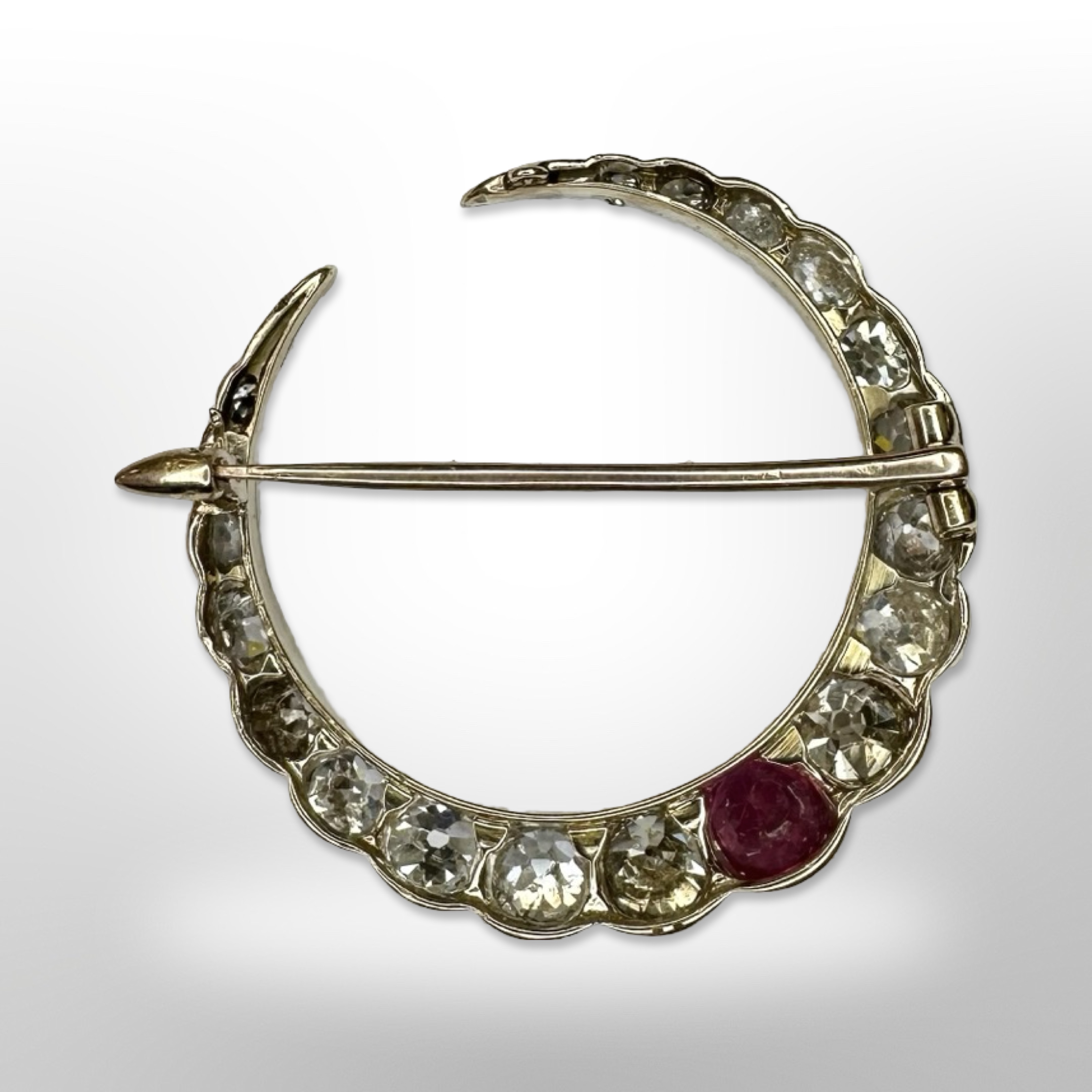 A fine ruby and diamond crescent brooch, gold with silver setting, set with 14 diamonds, approx. 6. - Image 2 of 2