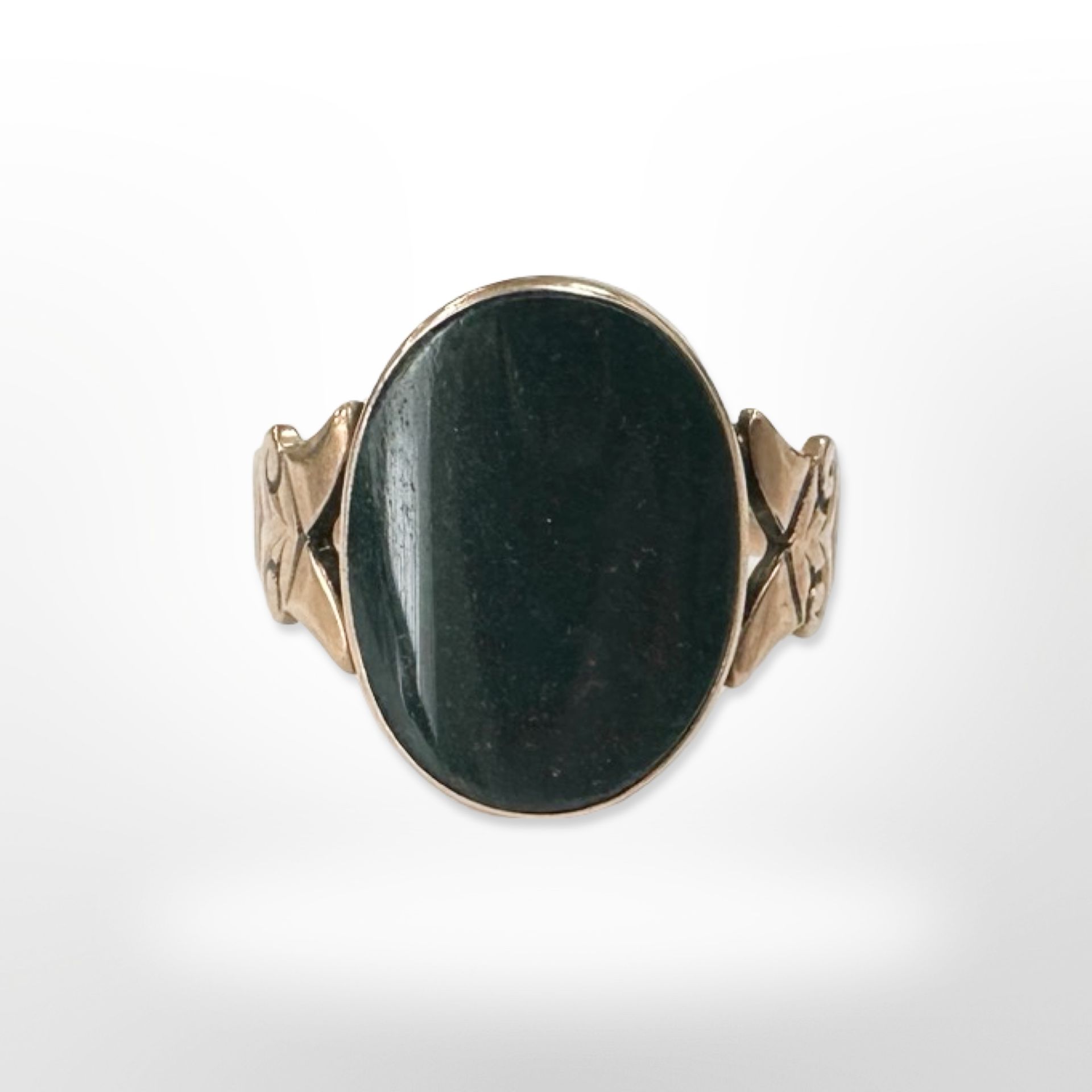 A 14ct yellow gold ring set with bloodstone, size S. CONDITION REPORT: 4.2g.