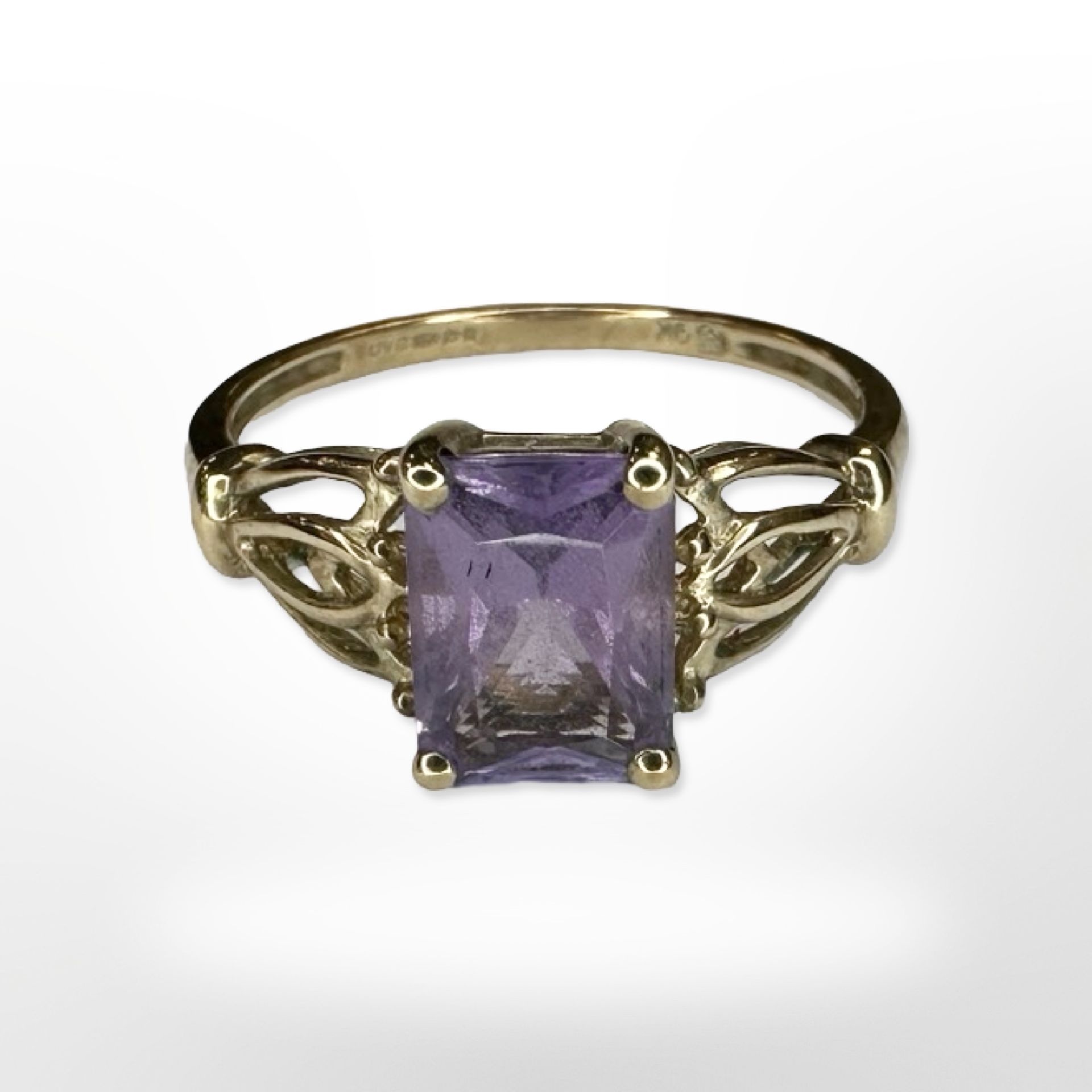 A 9ct yellow gold amethyst ring, size N/O CONDITION REPORT: 1.9g.