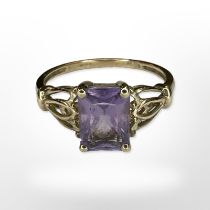 A 9ct yellow gold amethyst ring, size N/O CONDITION REPORT: 1.9g.