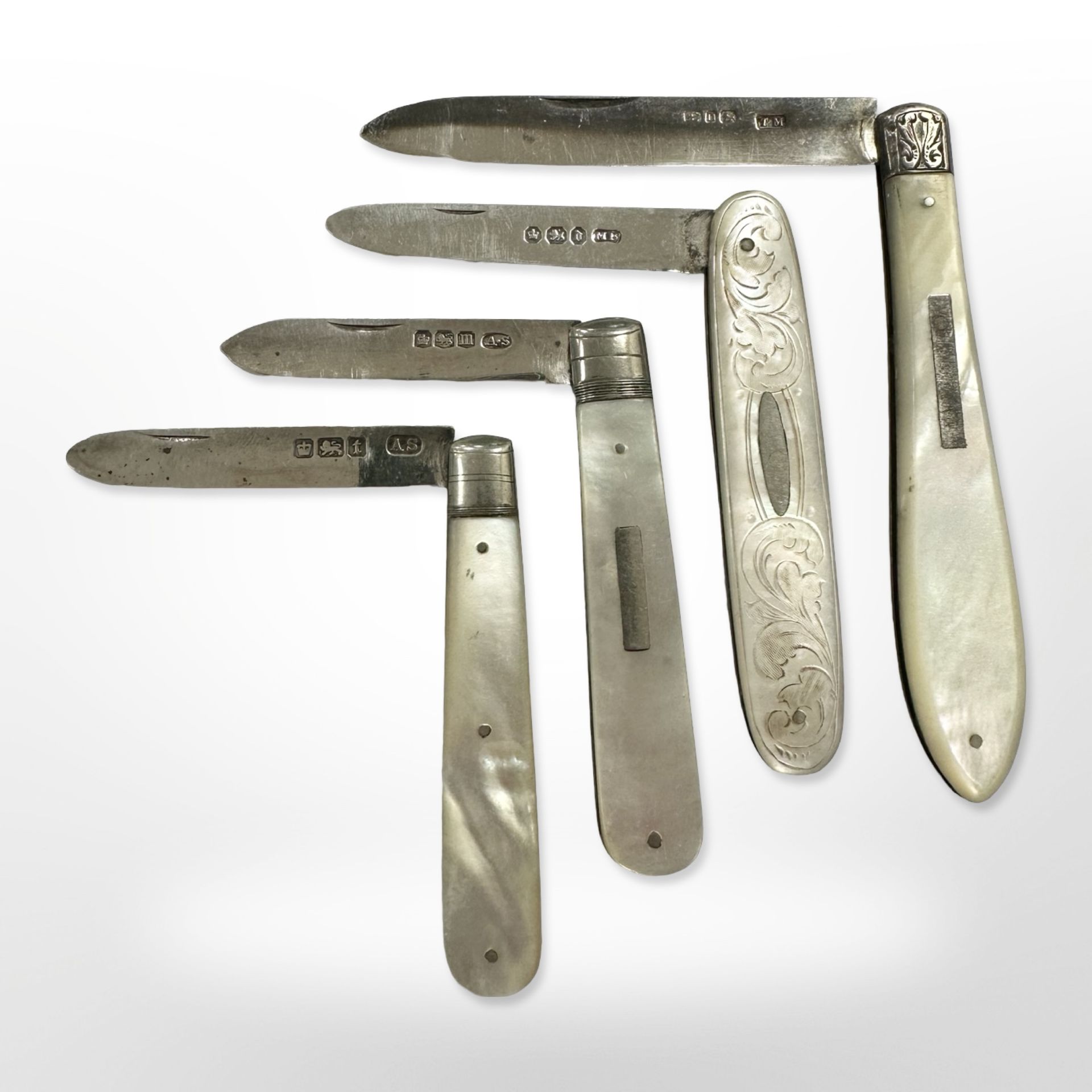 Four silver and mother of pearl folding fruit knives (4)
