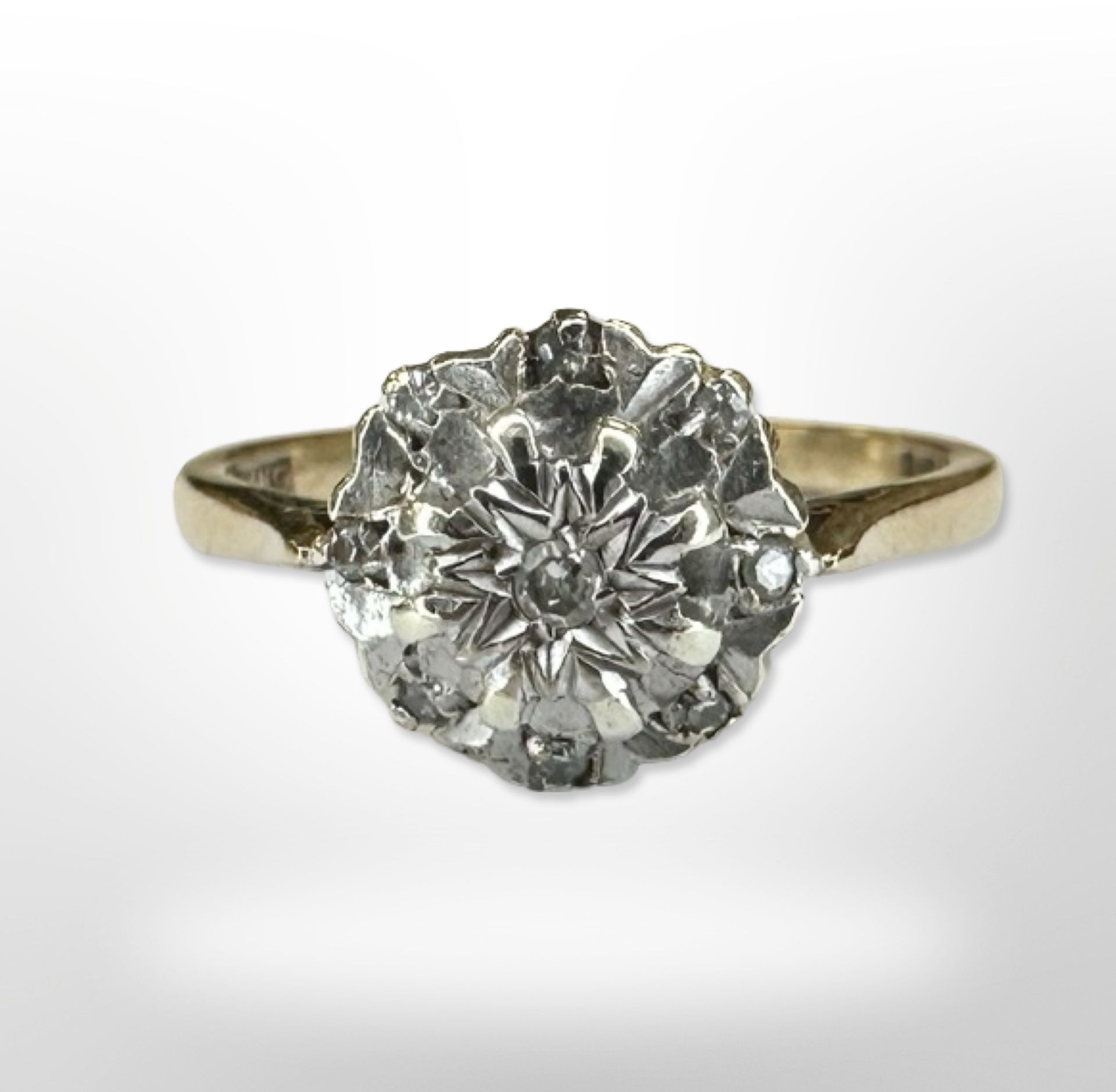 A 9ct yellow gold illusion set diamond cluster ring, size M CONDITION REPORT: 2.5g.