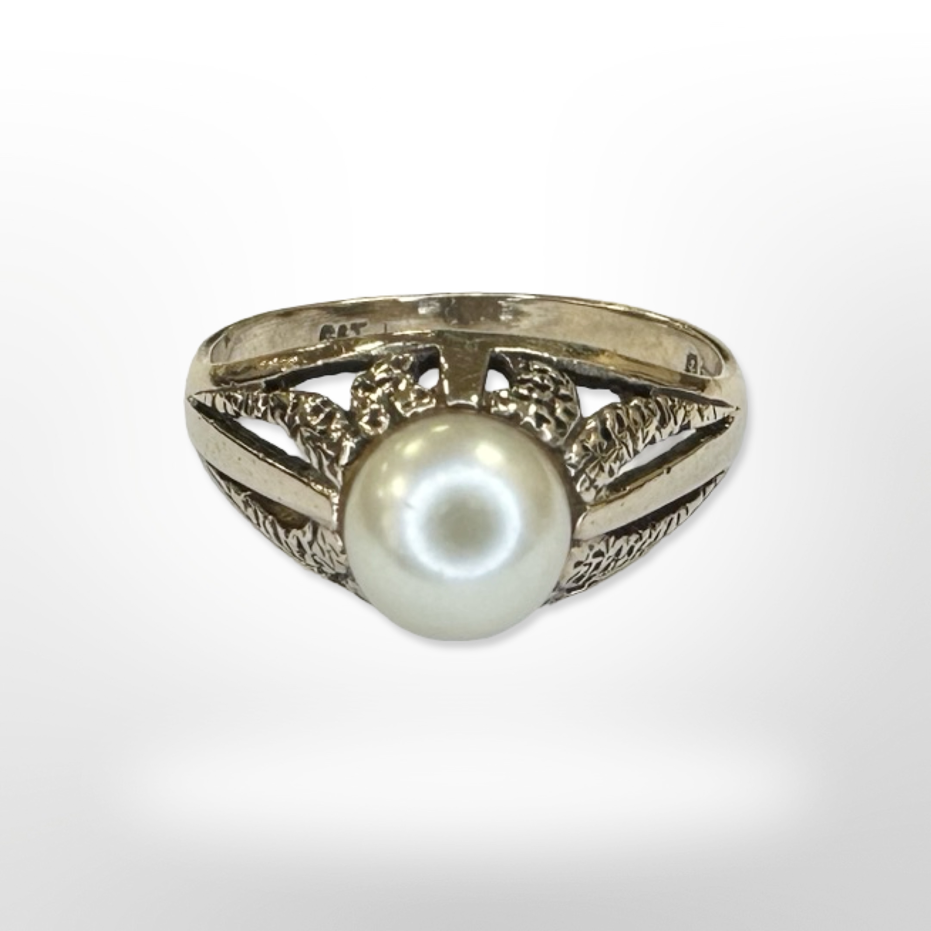 A 9ct yellow gold pearl ring, size N CONDITION REPORT: 2.9g.