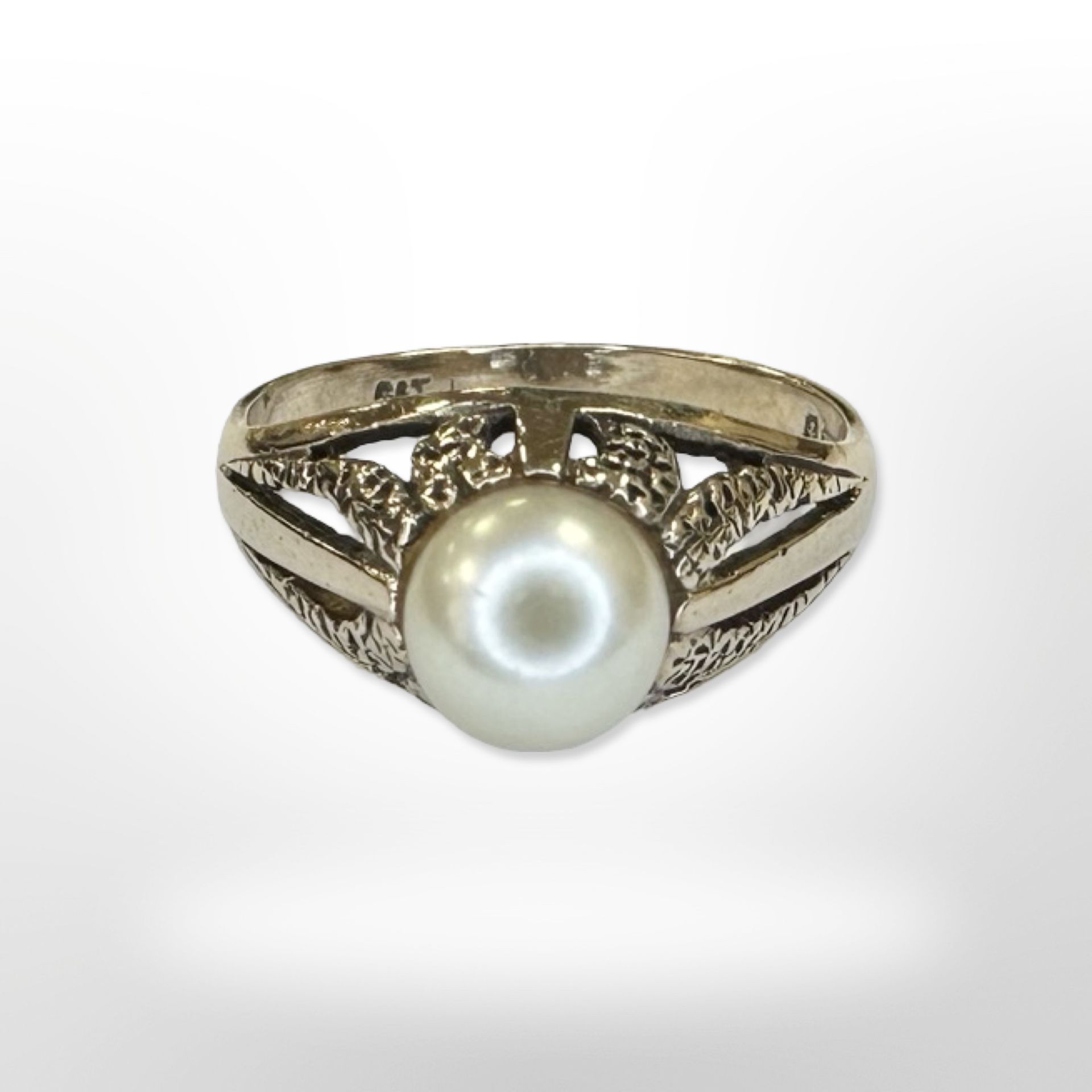 A 9ct yellow gold pearl ring, size N CONDITION REPORT: 2.9g.