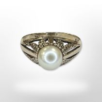 A 9ct yellow gold pearl ring, size N CONDITION REPORT: 2.9g.