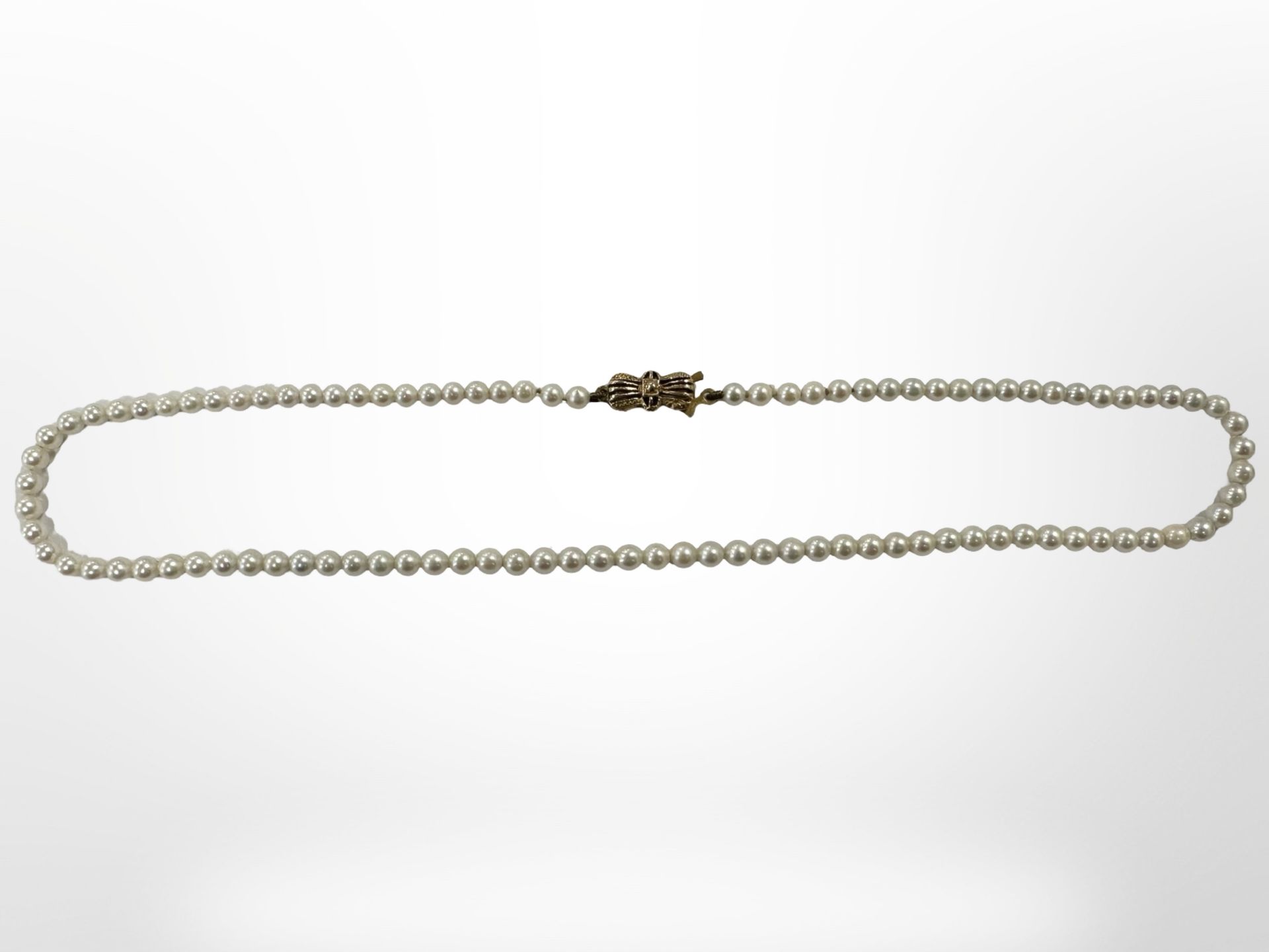A single-stand pearl necklace with 9ct gold clasp,
