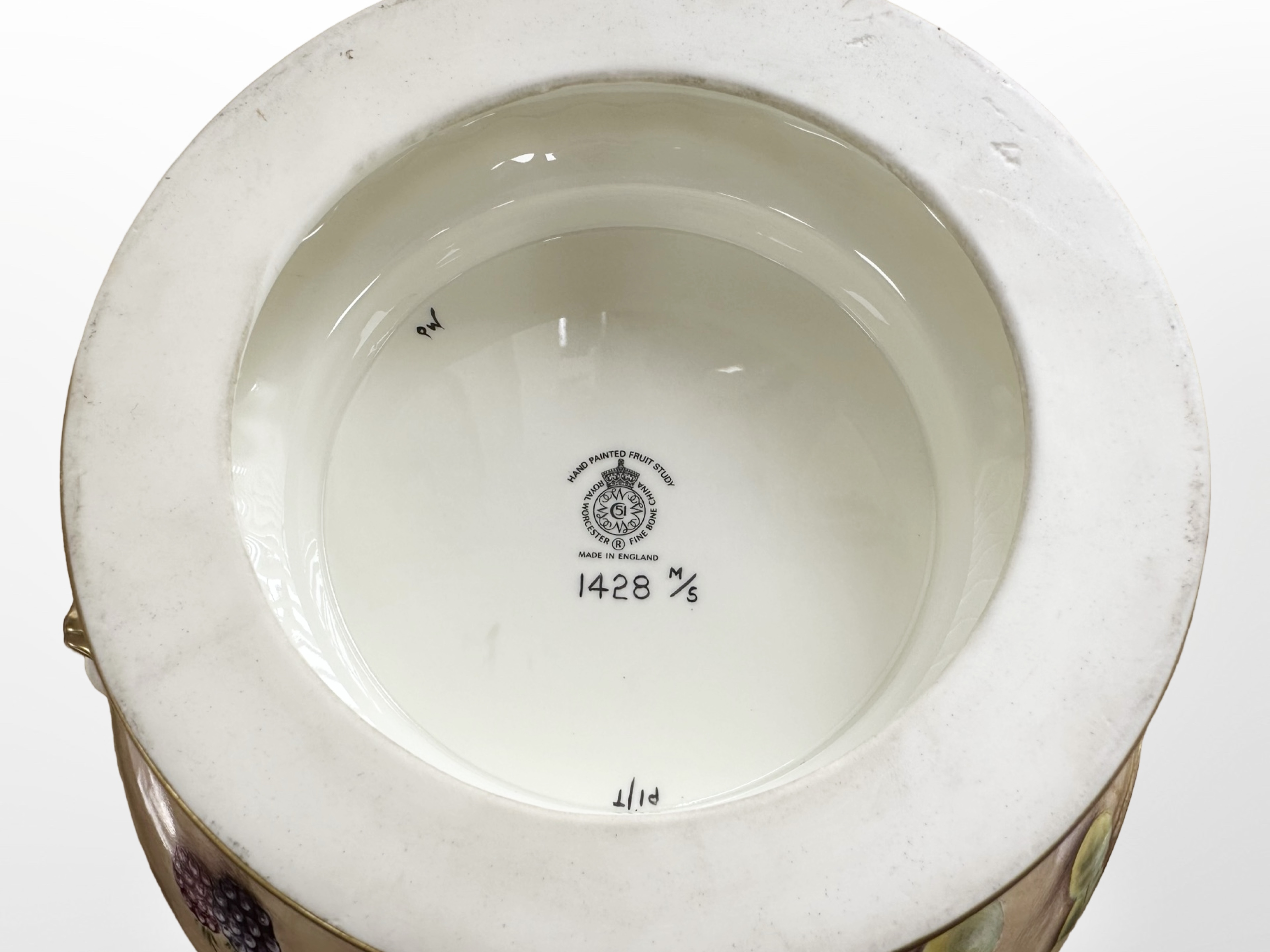 A Royal Worcester twin handled pot pourri vase and cover, shape 1428, - Bild 5 aus 5