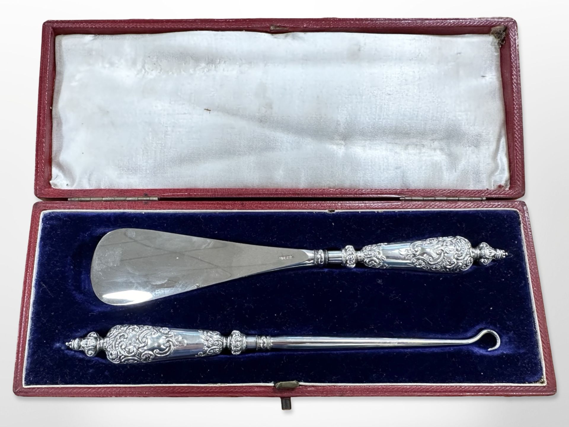 A silver mounted shoe horn and hook in fitted case, Birmingham 1898.