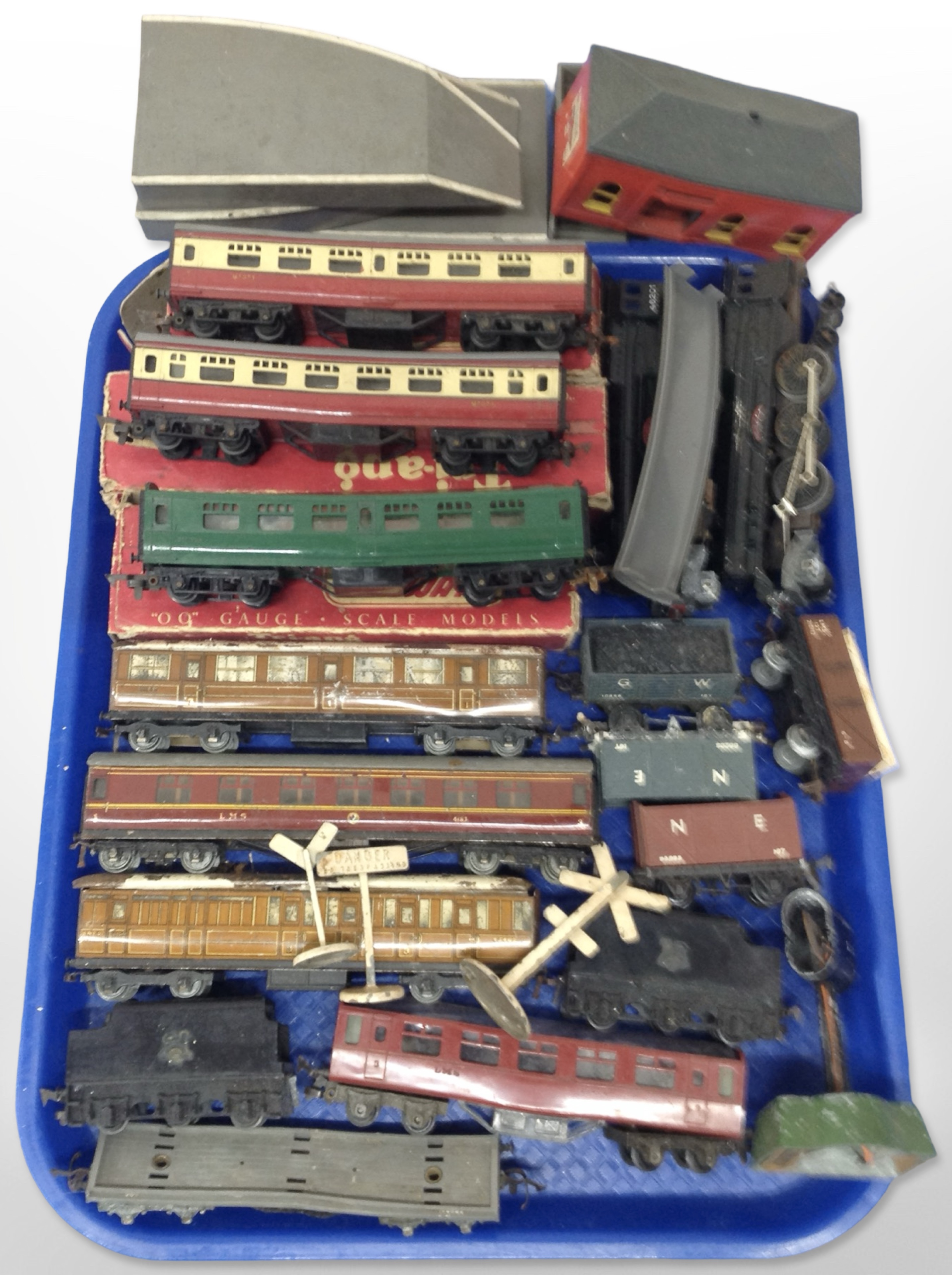 A group of tin plate and plastic OO gauge rolling stock including Tri-ang and Hornby.