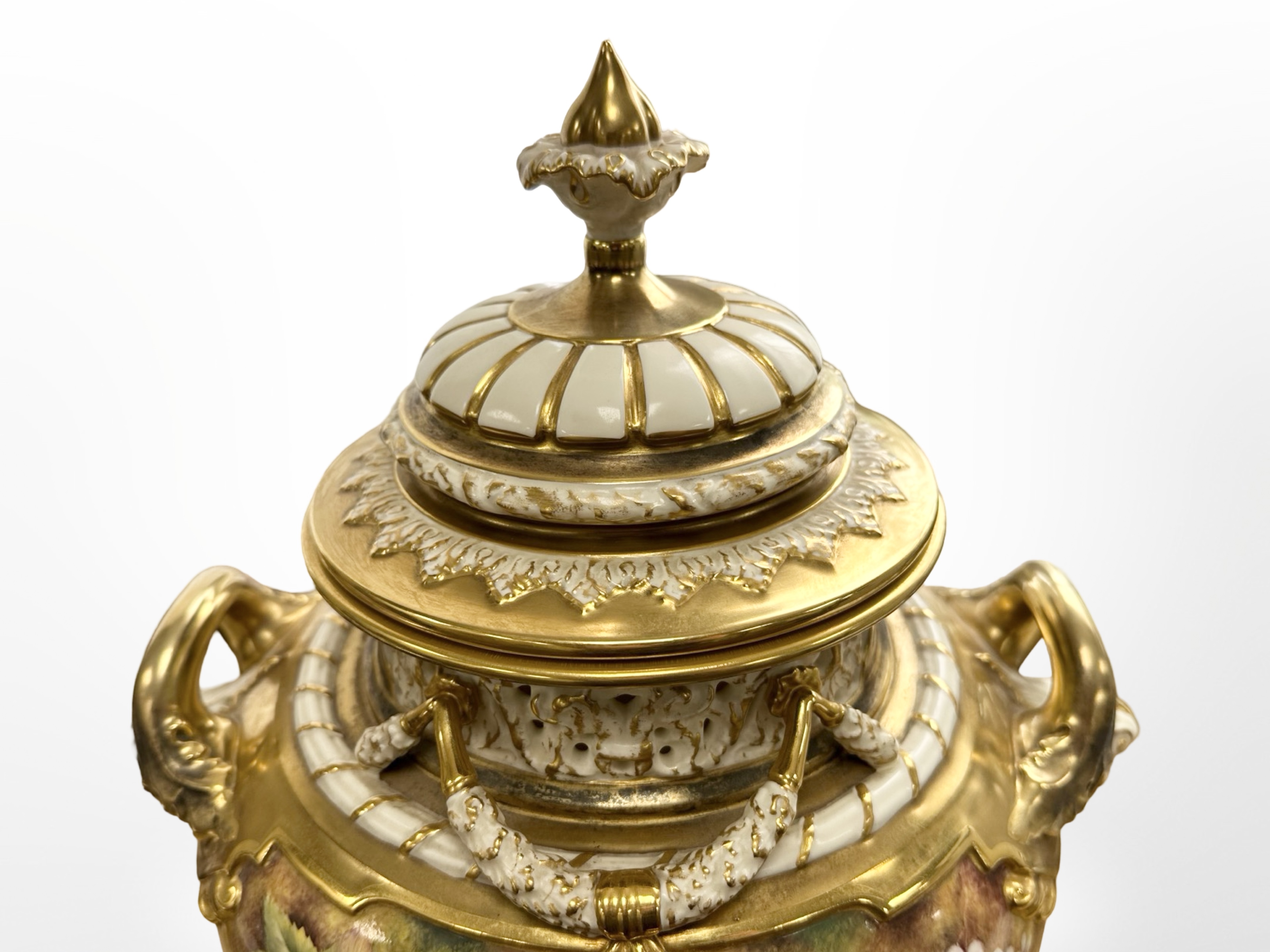 A Royal Worcester twin handled pot pourri vase and cover, shape 1428, - Bild 4 aus 5