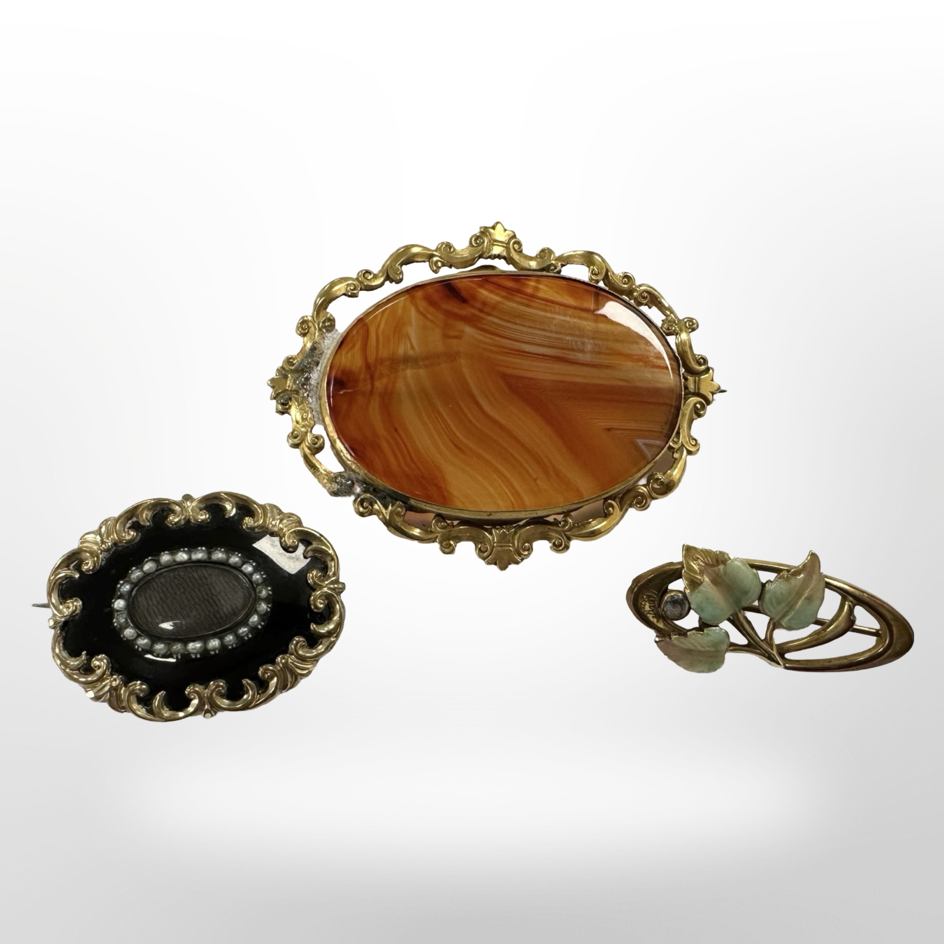 A Victorian pinchbeck polished agate brooch, width 6cm,