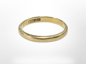 An 18ct yellow gold band ring, size M. CONDITION REPORT: 2.