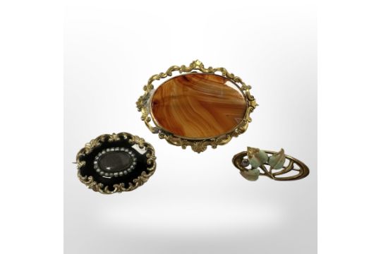 A Victorian pinchbeck polished agate brooch, width 6cm, - Image 2 of 2