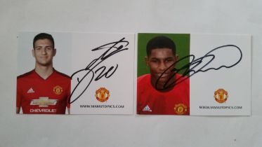 FOOTBALL, Manchester United, signed photograph cards, current players, inc. Marcus Rashford, Luke