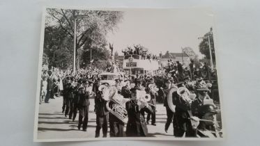 FOOTBALL, Tottenham Hotspur 1960/61 original photograph, showing double winning team parading