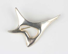 A George Tarratt Ltd silver ‘Amoeba’ brooch, designed by Ernest Blyth, Birmingham 1967, weight 11.