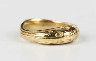 A Malcolm Appleby 18ct gold ring designed as two fish, Edinburgh 2004, weight 11.3g, ring size