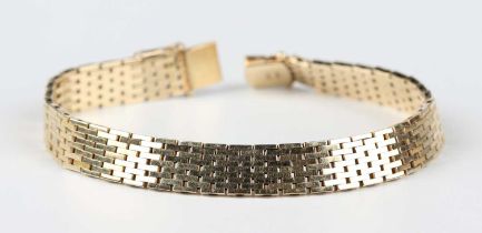 A gold multiple link bracelet on a snap clasp, detailed ‘585’, weight 22.8g, length 18.7cm.