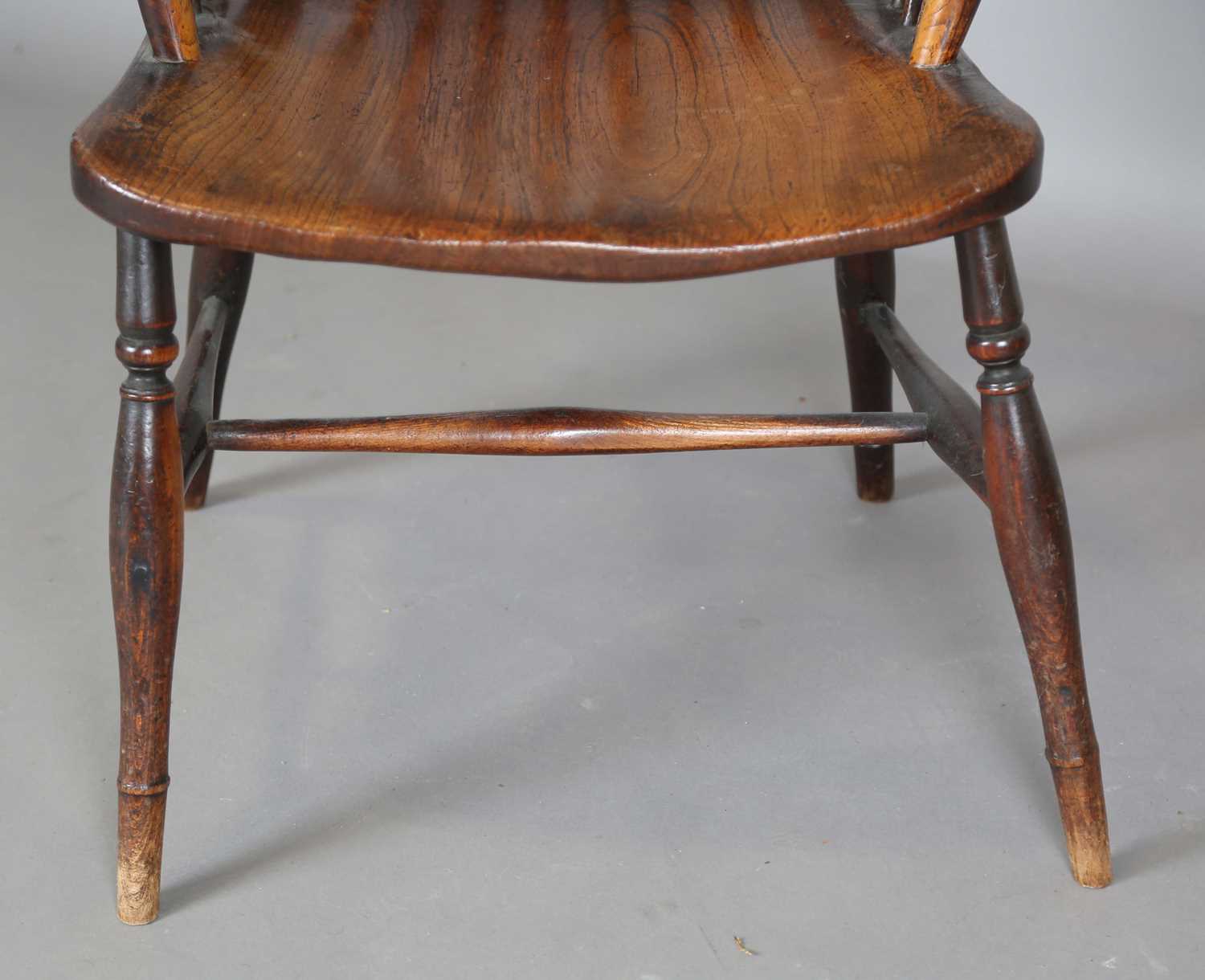 A mid-19th century provincial ash and elm bar and stick back Windsor armchair with a wide elm seat - Image 7 of 9